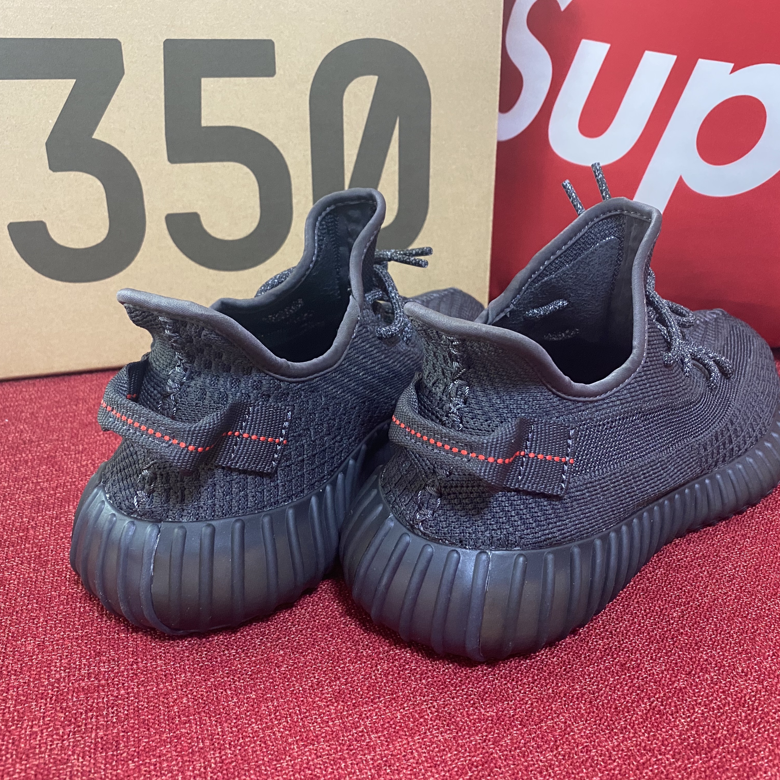 Adidas Yeezy Boost 350 V2 Black - Non-Reflective 착용 스타일 - 3