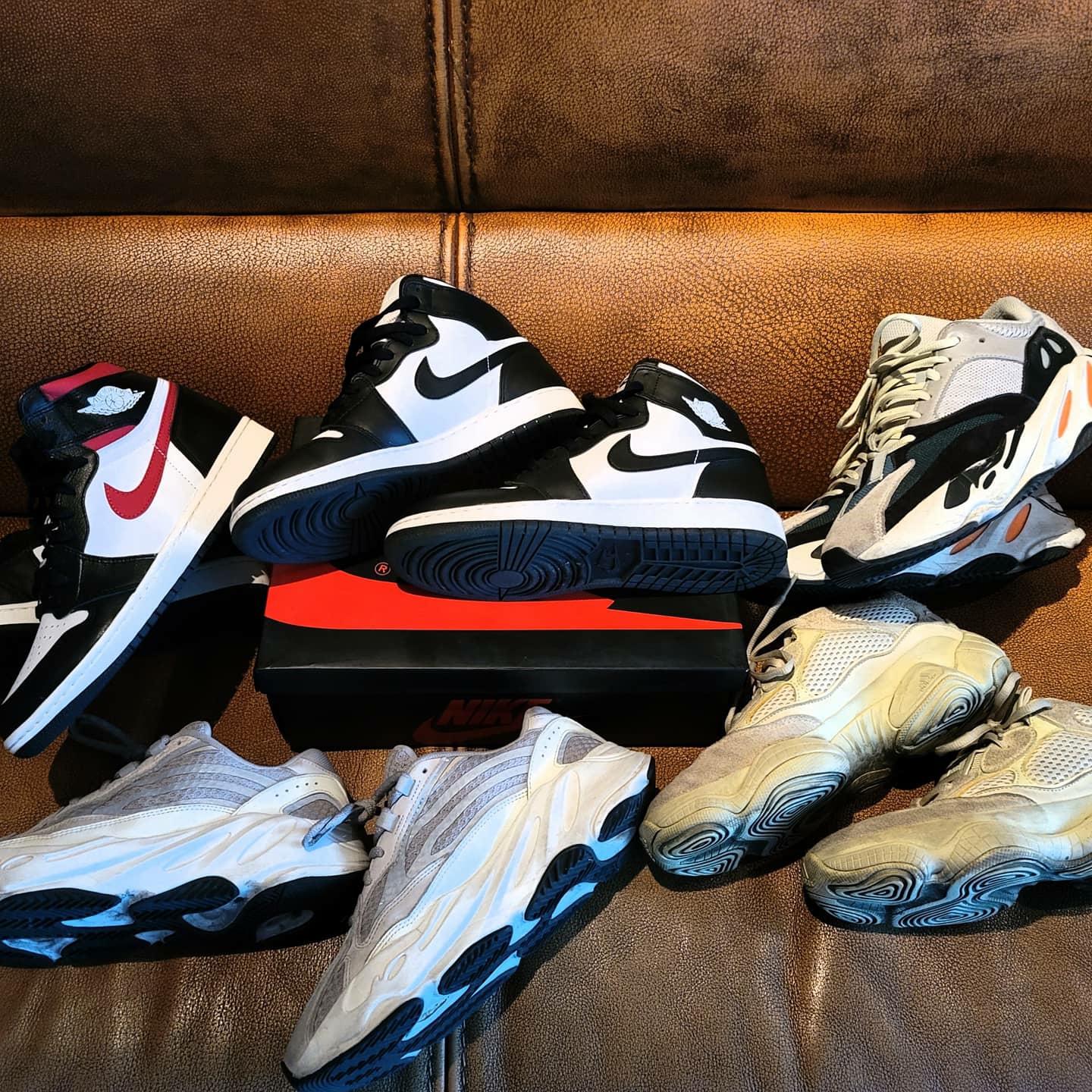 Adidas Yeezy Boost 700 Wave Runner Solid Grey 2017/2019, Jordan 1 Retro High OG Black White 2014 착용 스타일