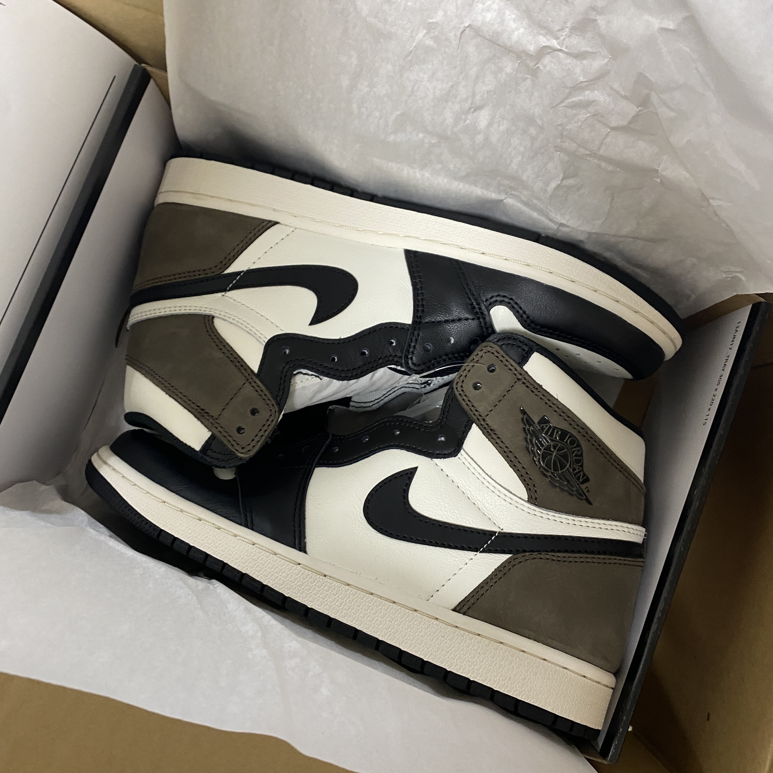 Jordan 1 Retro High OG Black Mocha 착용 스타일