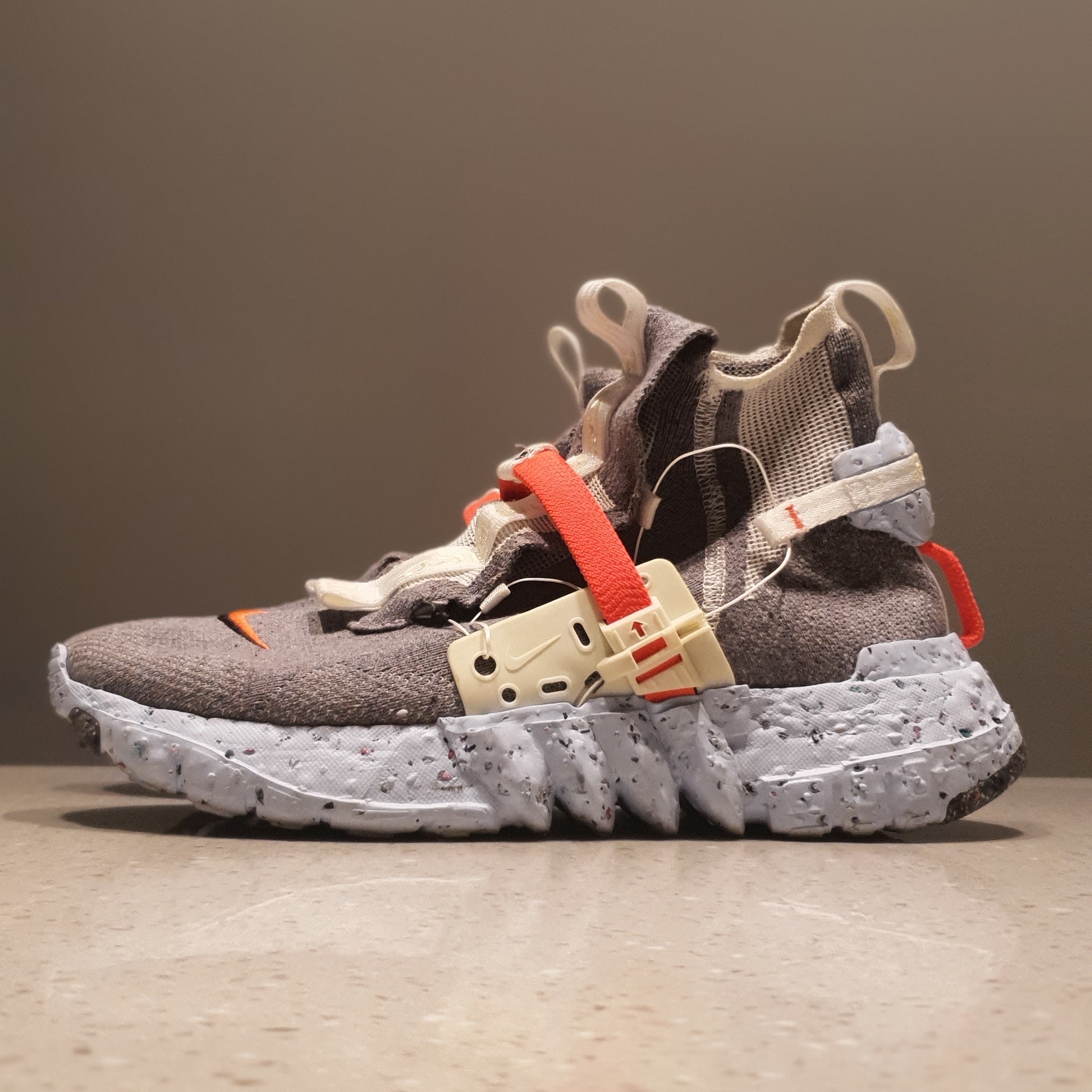 Nike Space Hippie 03 Vast Grey Hyper Crimson 착용 스타일 - 1