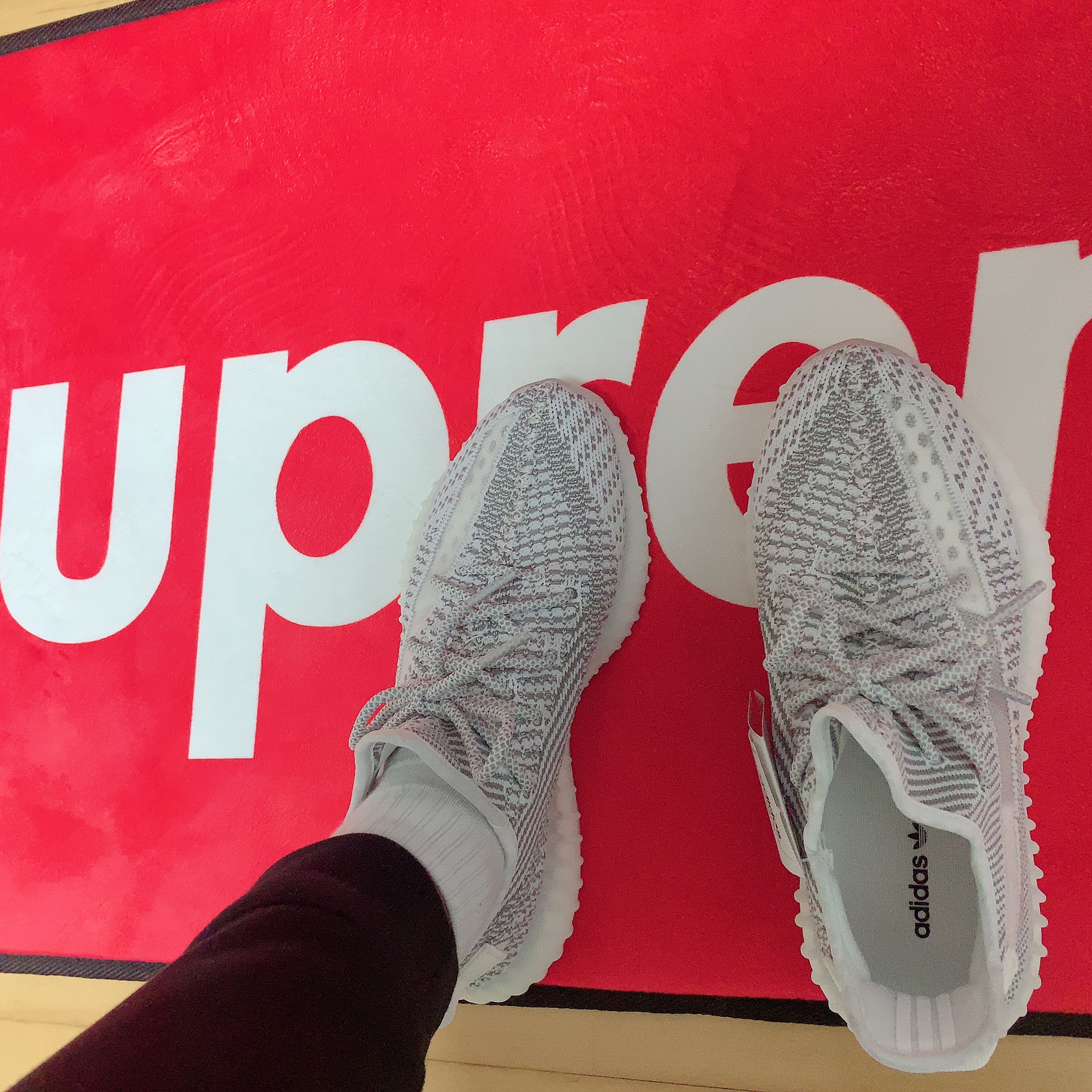 Adidas Yeezy Boost 350 V2 Cloud White - Non-Reflective 착용 스타일 - 4