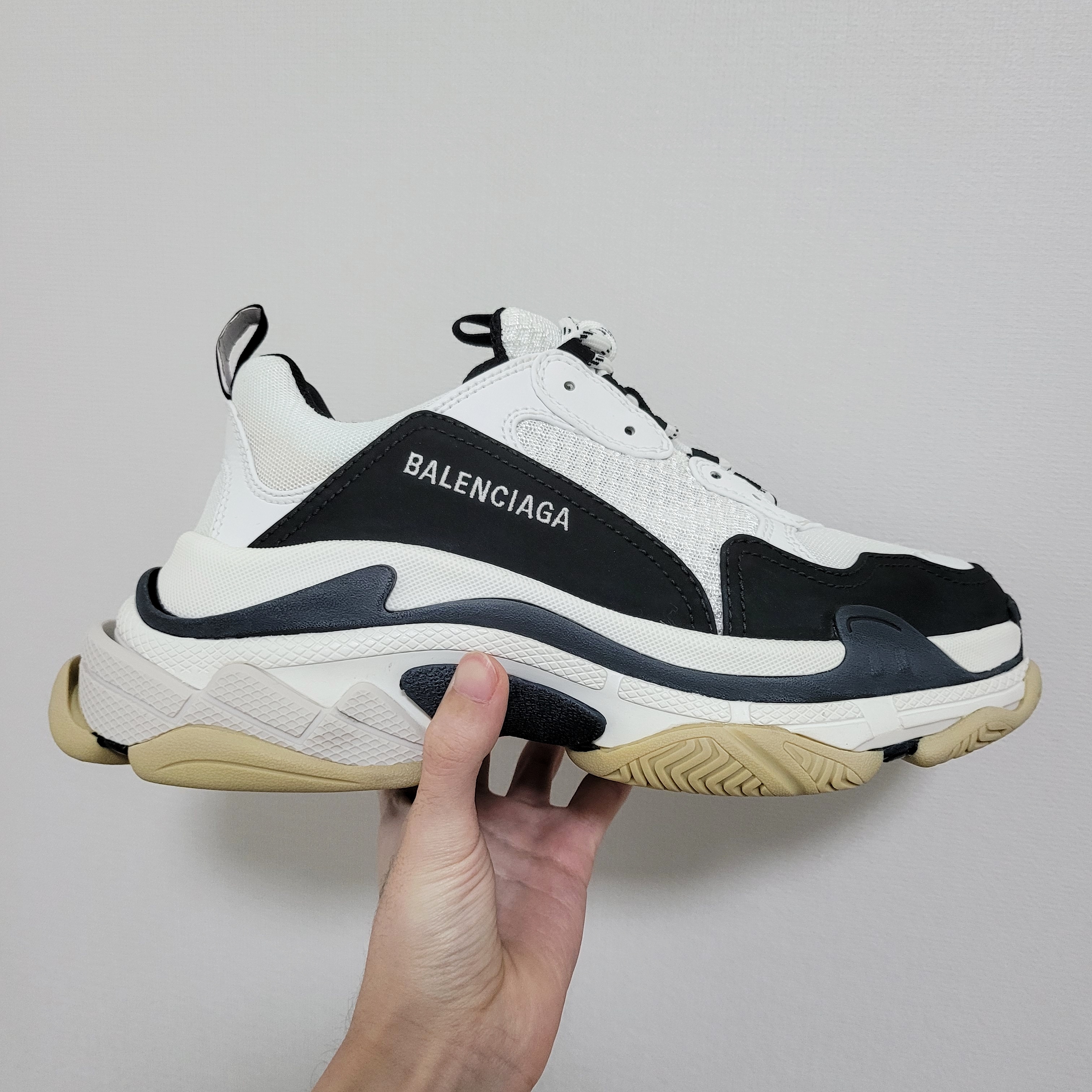 Balenciaga Triple S Trainer White Black 착용 스타일