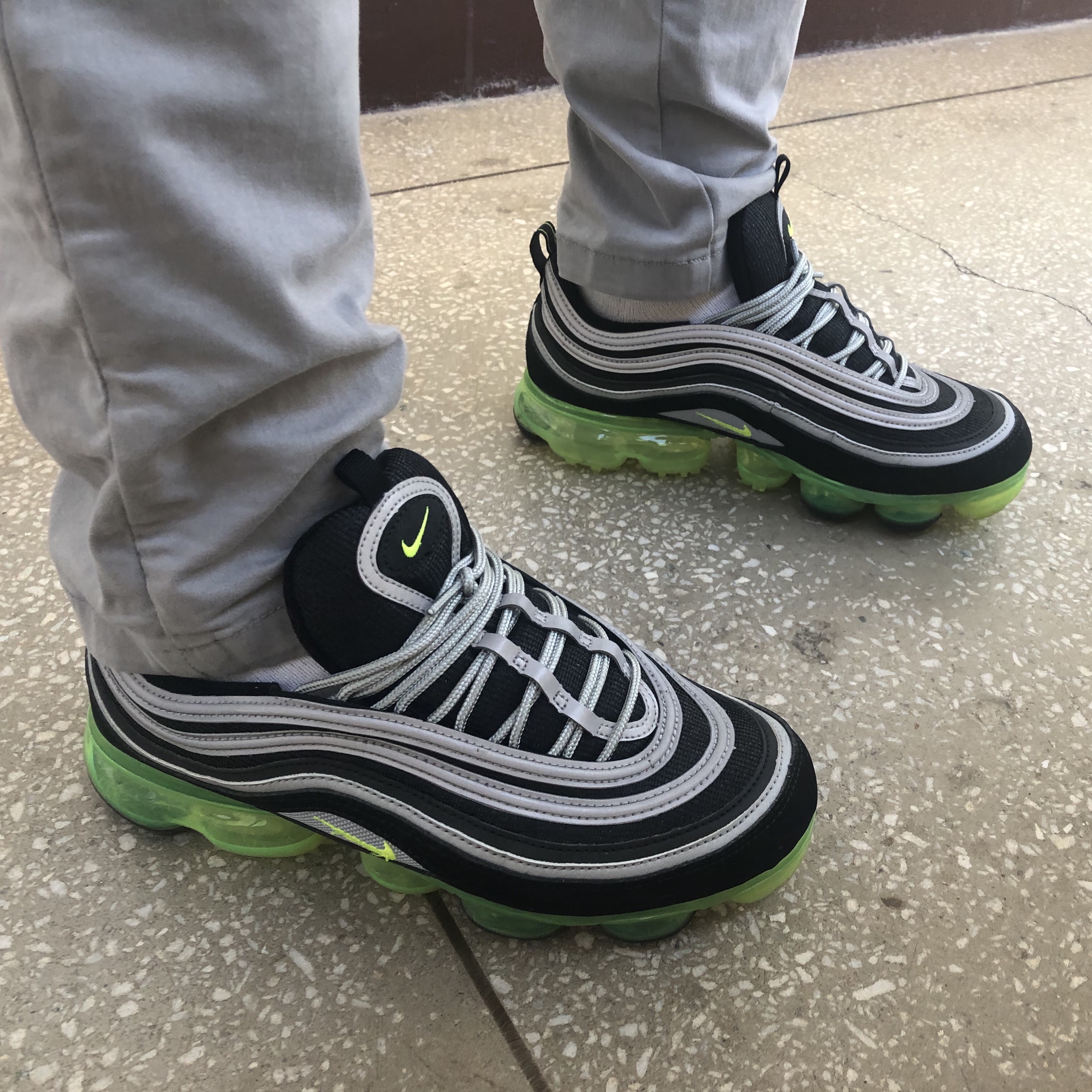 Nike Air VaporMax 97 Black Volt 착용 스타일