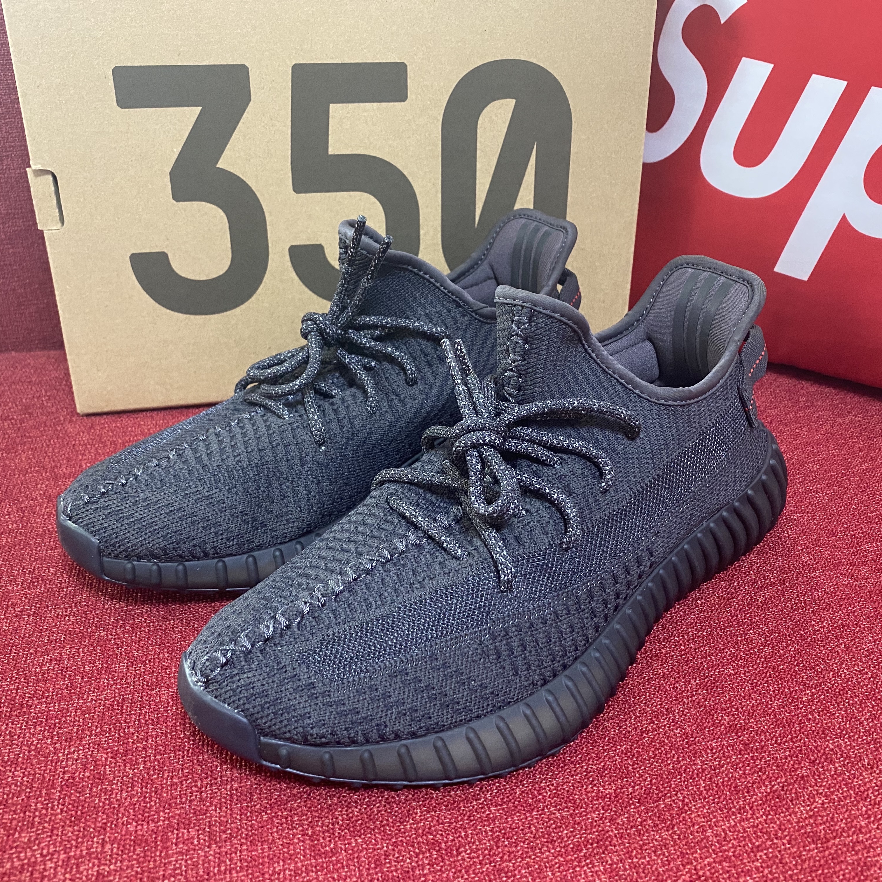 Adidas Yeezy Boost 350 V2 Black - Non-Reflective 착용 스타일 - 1