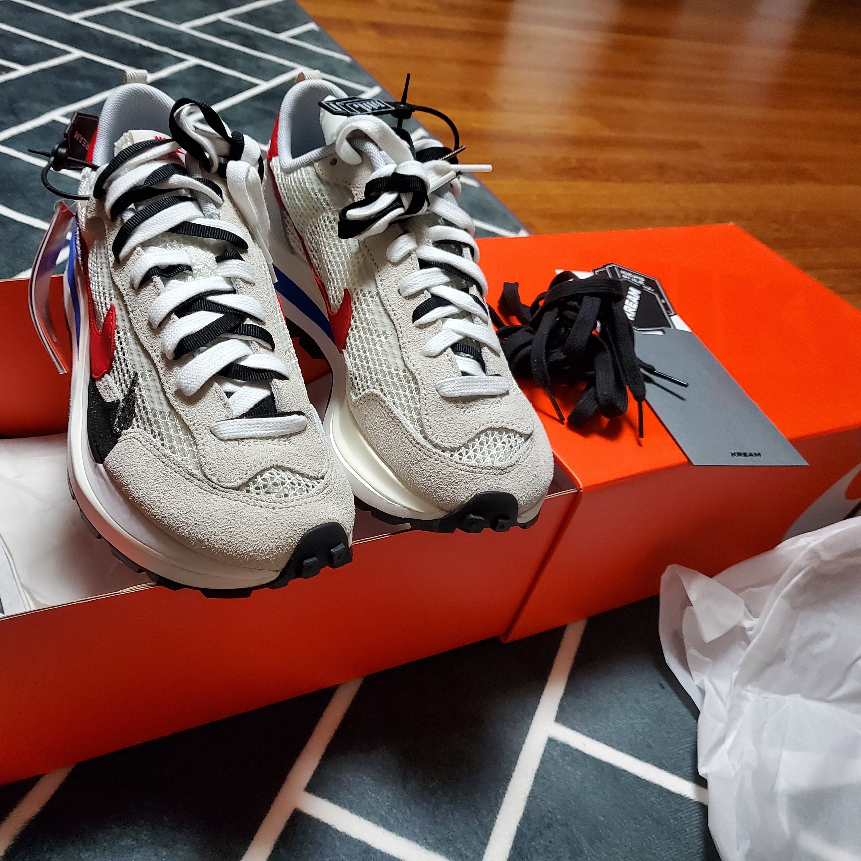 Nike x Sacai VaporWaffle Royal Fuchsia 착용 스타일