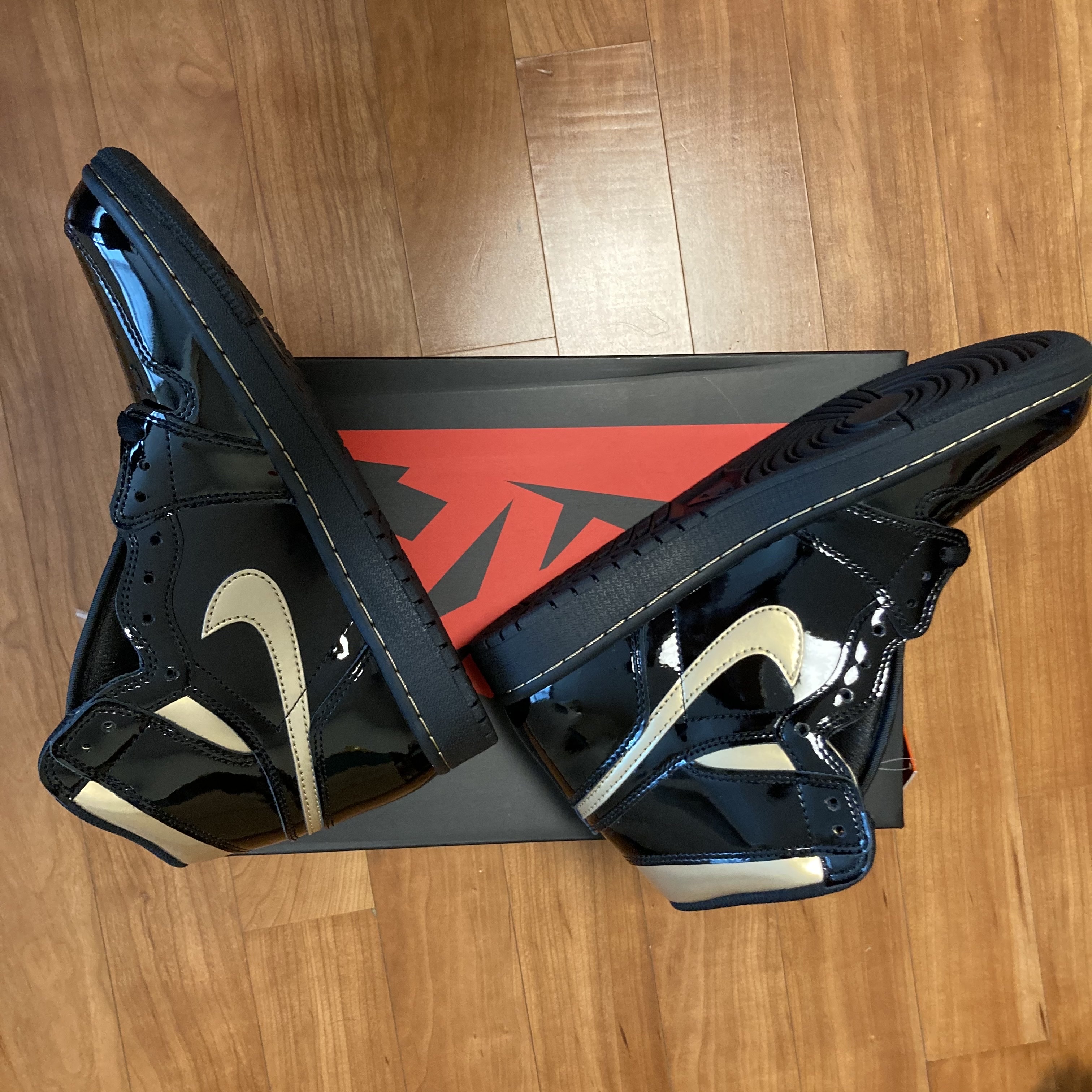 Jordan 1 Retro High OG Metallic Gold 착용 스타일 - 3