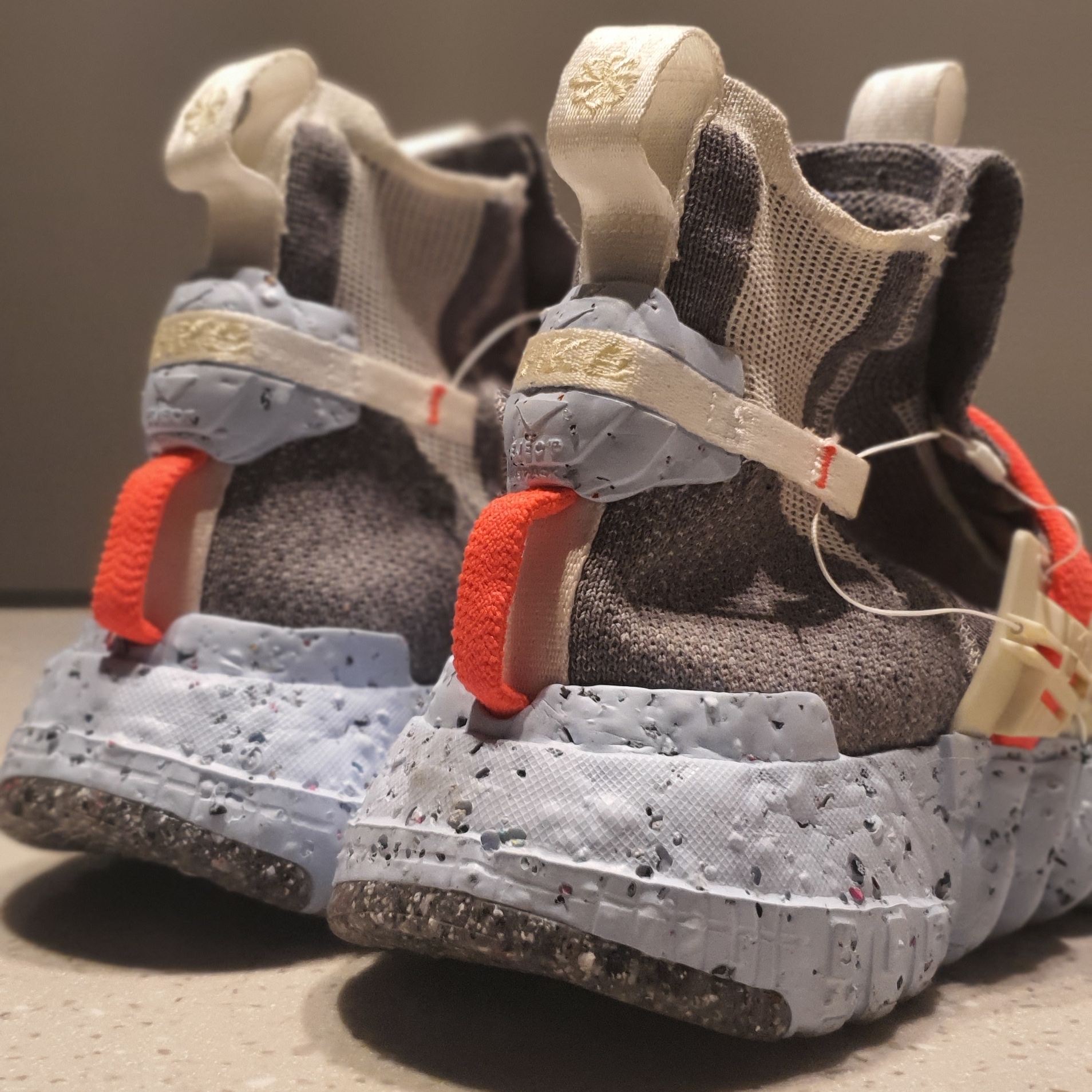 Nike Space Hippie 03 Vast Grey Hyper Crimson 착용 스타일 - 4
