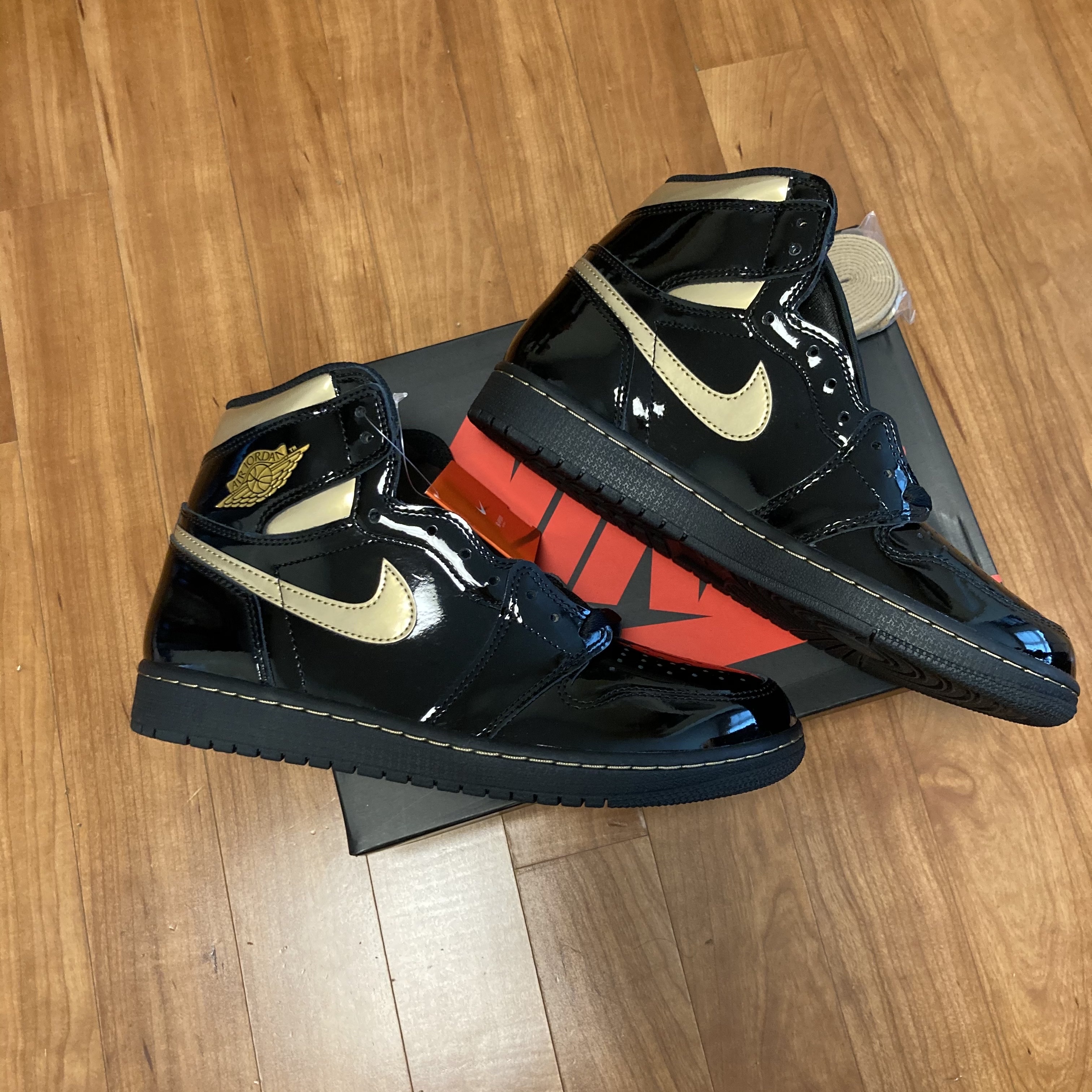 Jordan 1 Retro High OG Metallic Gold 착용 스타일 - 2