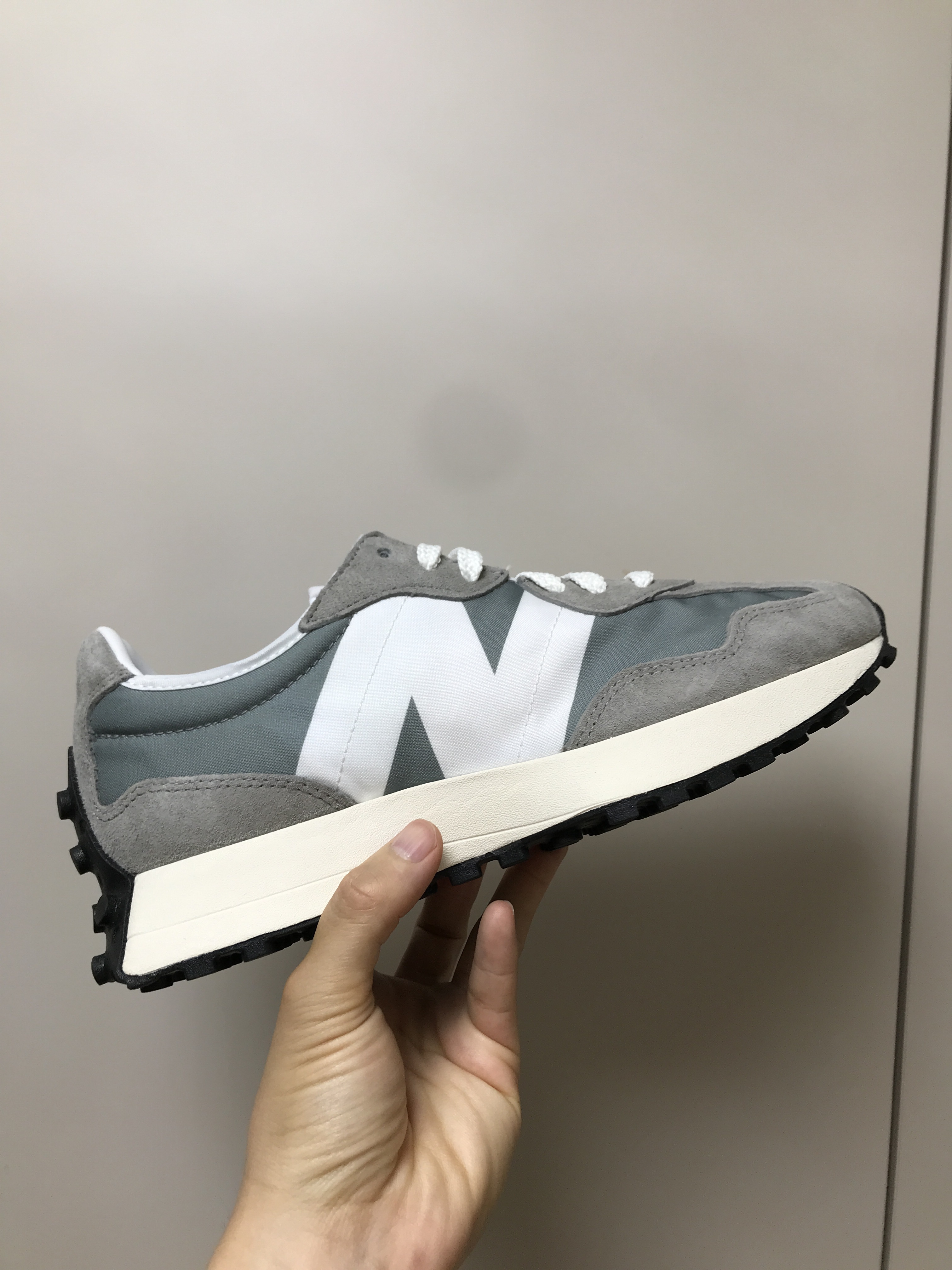 New Balance 327 Grey 착용 스타일