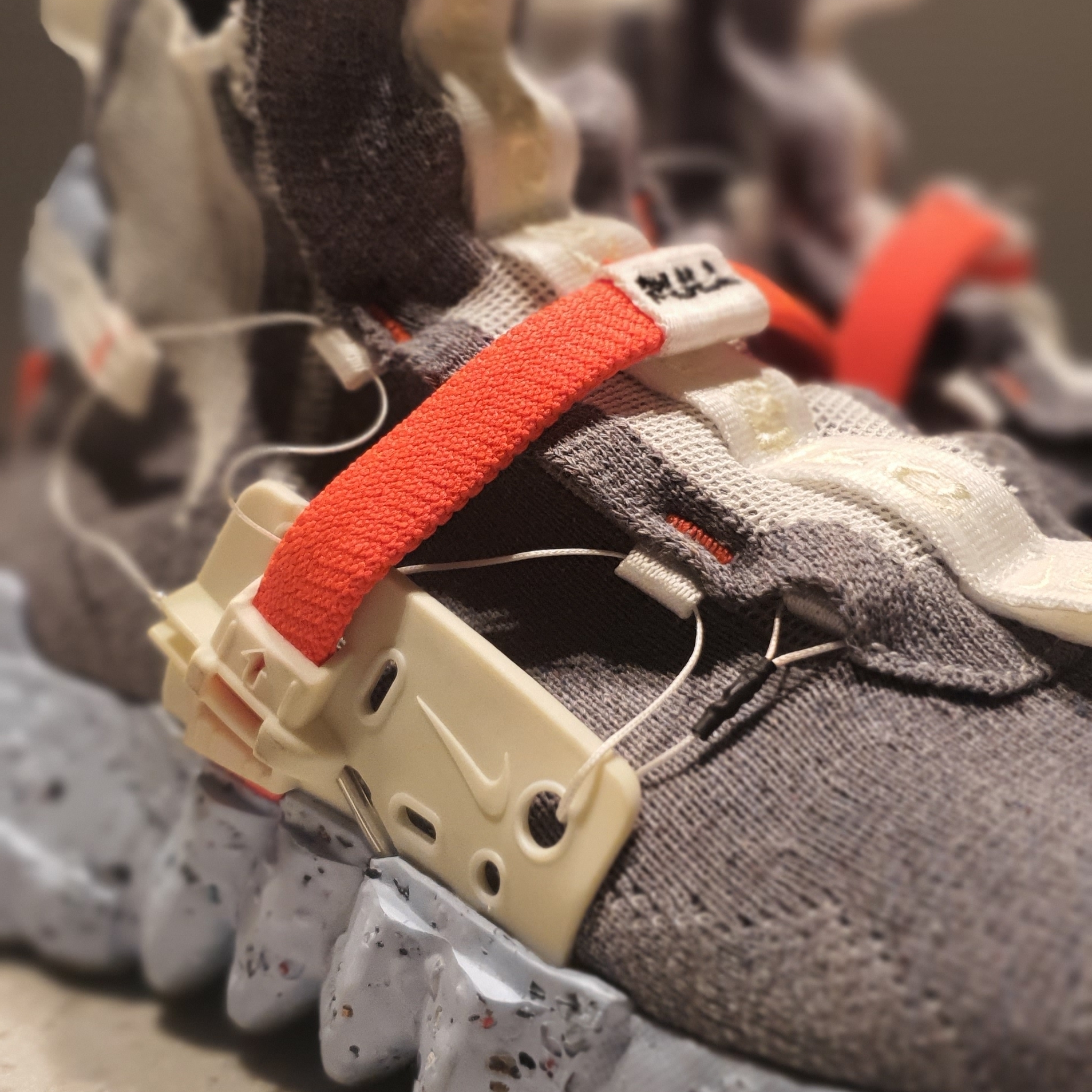 Nike Space Hippie 03 Vast Grey Hyper Crimson 착용 스타일 - 2