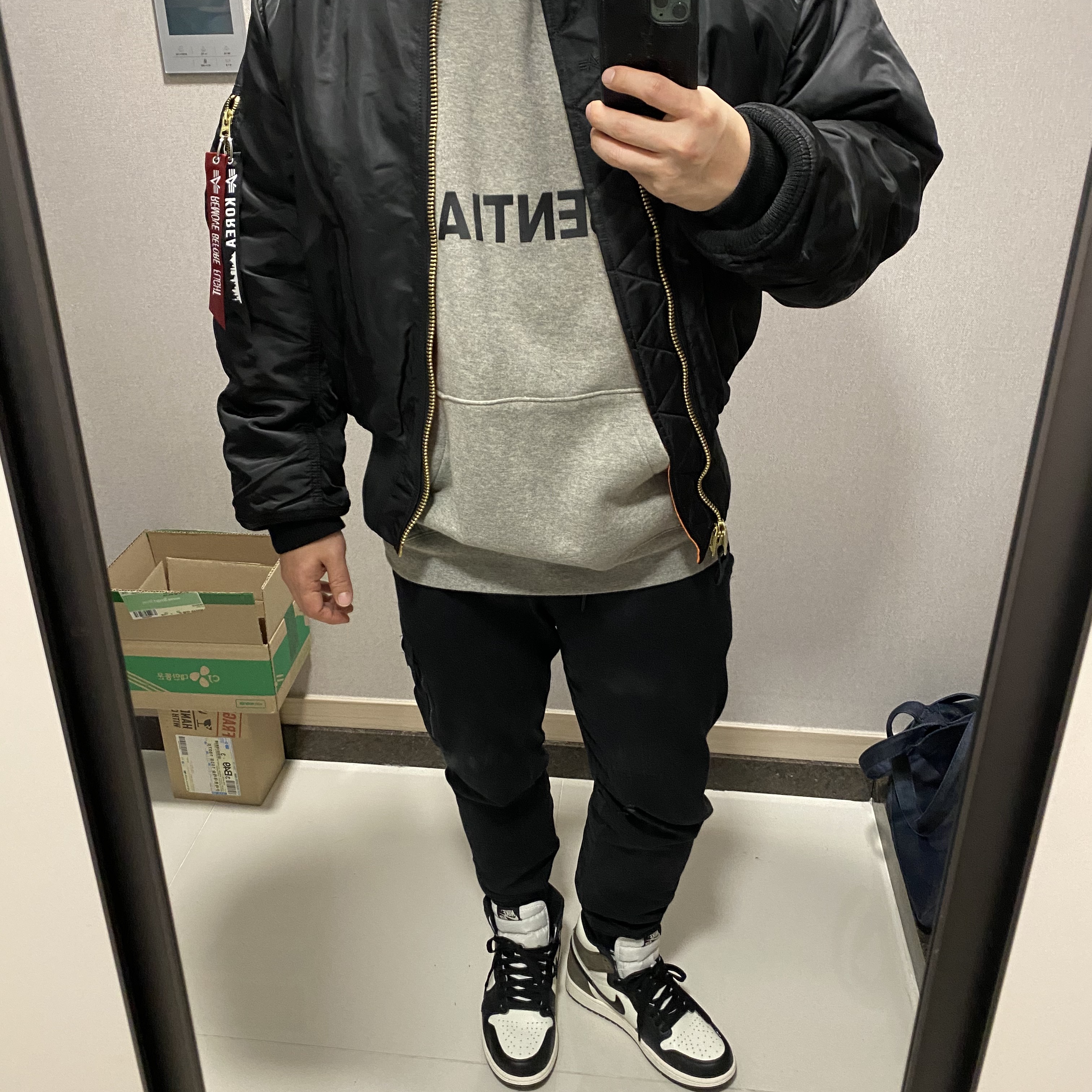 Jordan 1 Retro High OG Black Mocha 착용 스타일 - 1