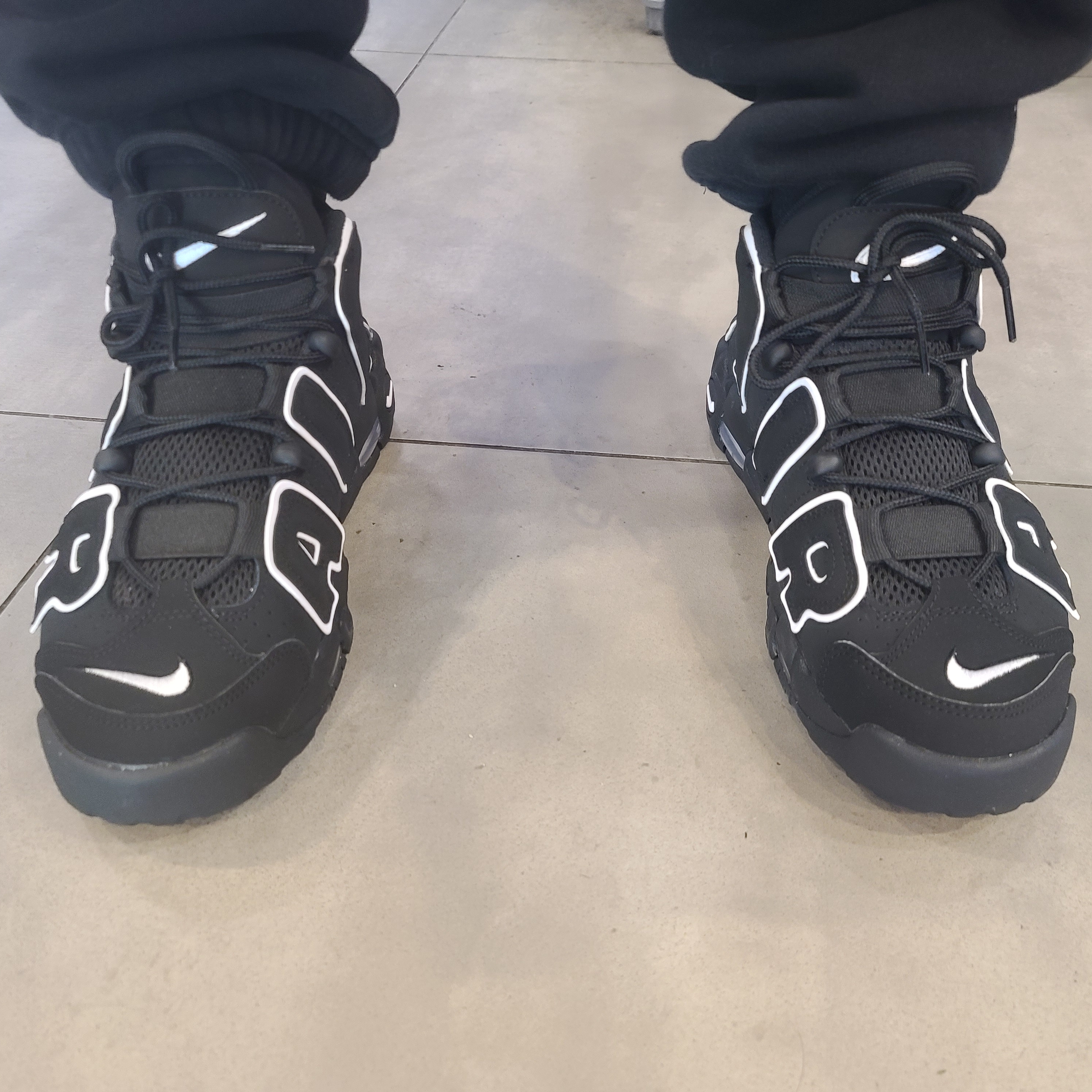 Nike Air More Uptempo Black White 2020 착용 스타일 - 3