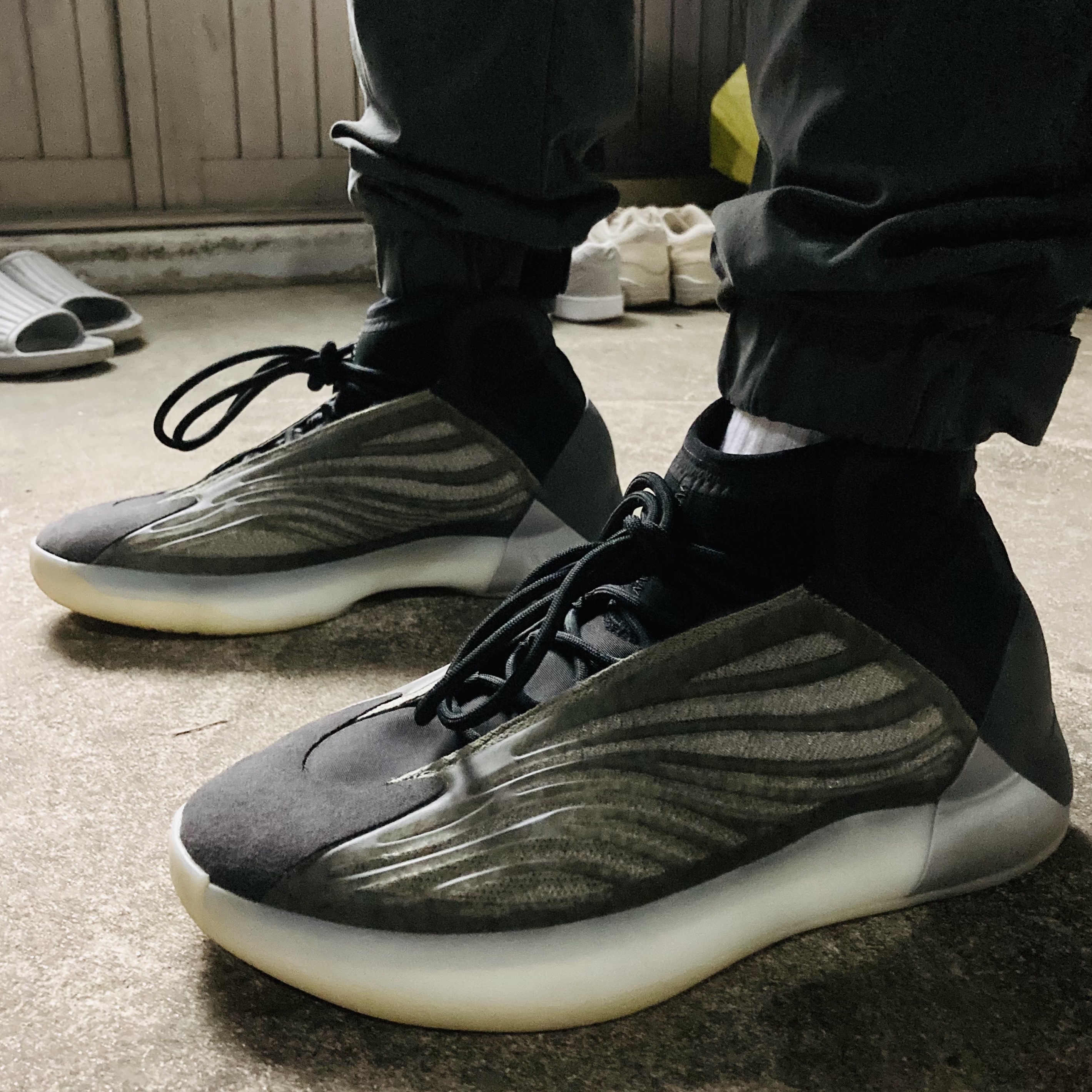 Adidas Yeezy QNTM Barium 착용 스타일