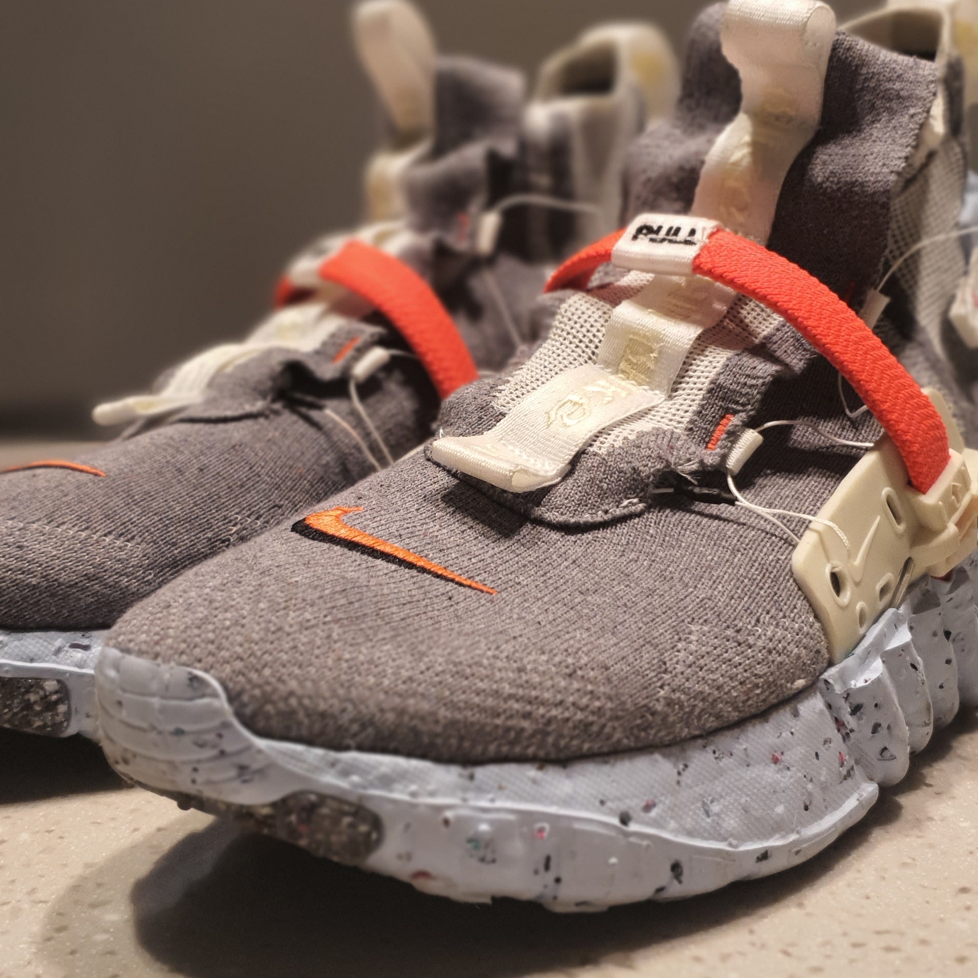 Nike Space Hippie 03 Vast Grey Hyper Crimson 착용 스타일 - 3