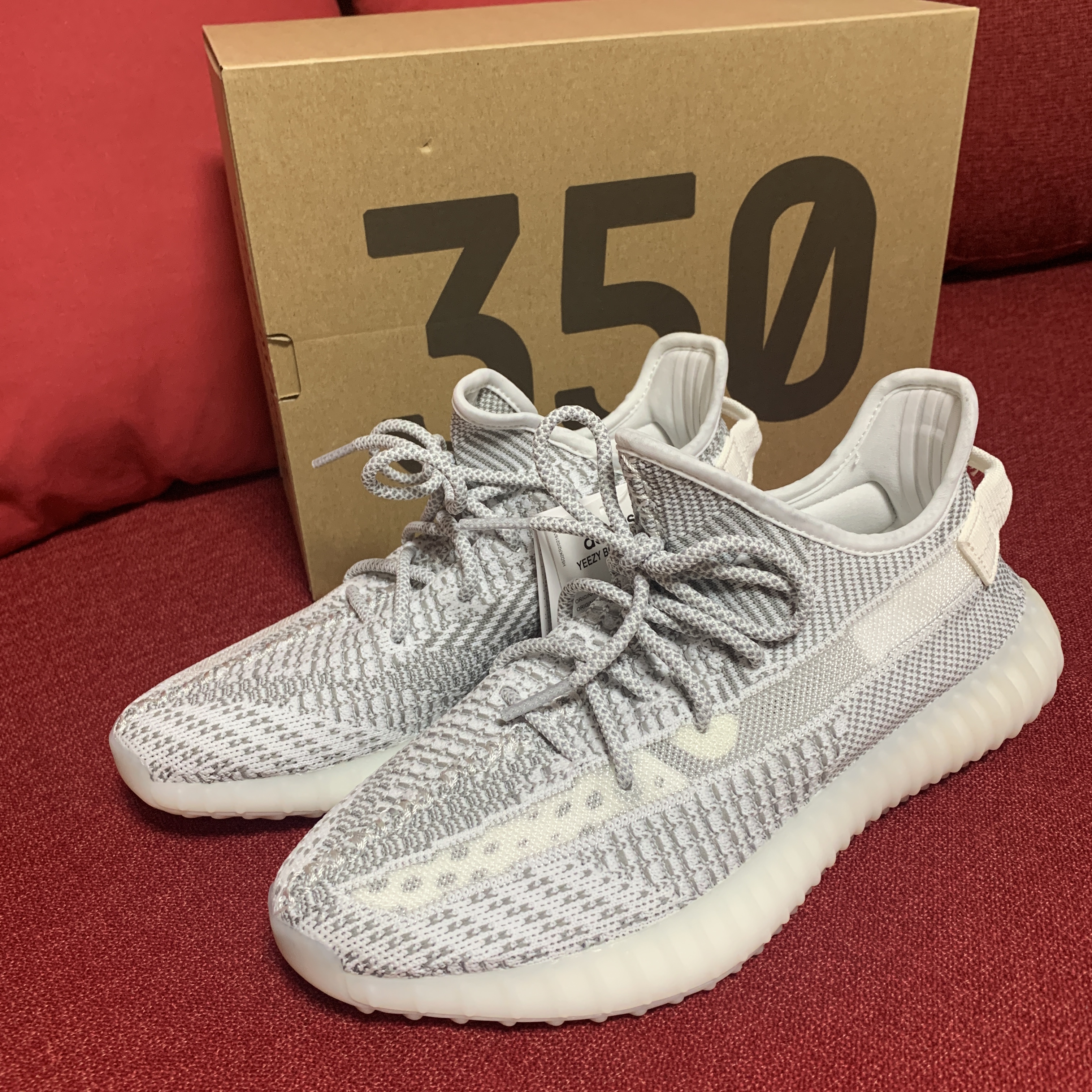 Adidas Yeezy Boost 350 V2 Cloud White - Non-Reflective 착용 스타일 - 1