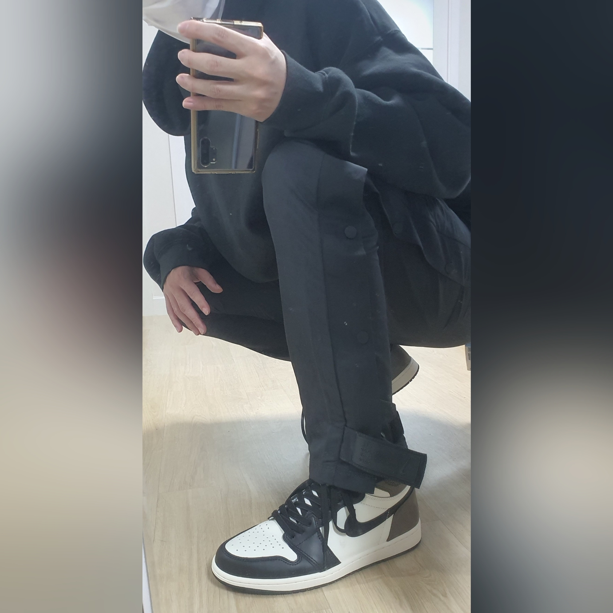 Jordan 1 Retro High OG Black Mocha, Nike x Fear of God Warm Up Pants Off Noir 착용 스타일 - 1