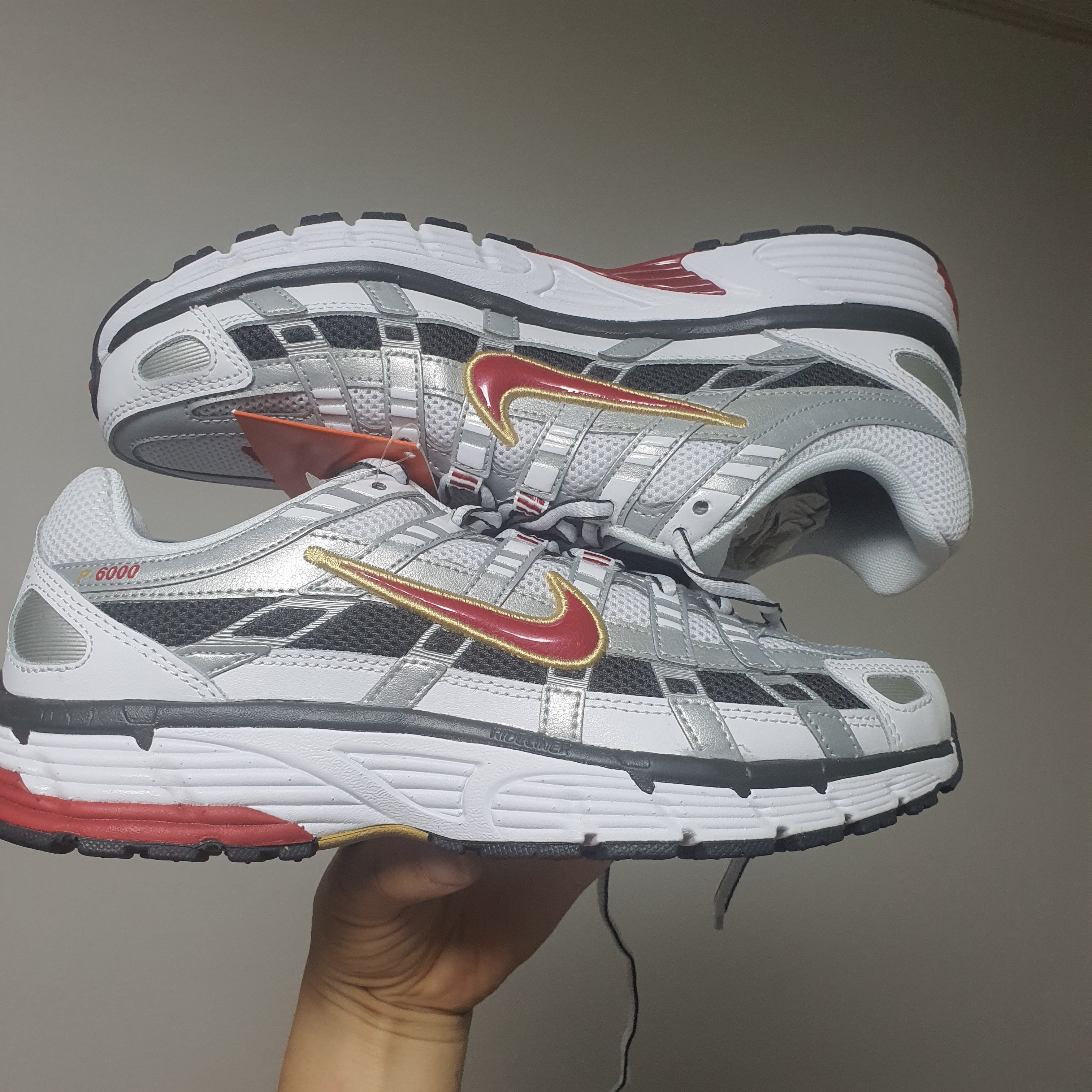 (W) Nike P-6000 Metallic Silver Red 착용 스타일 - 5