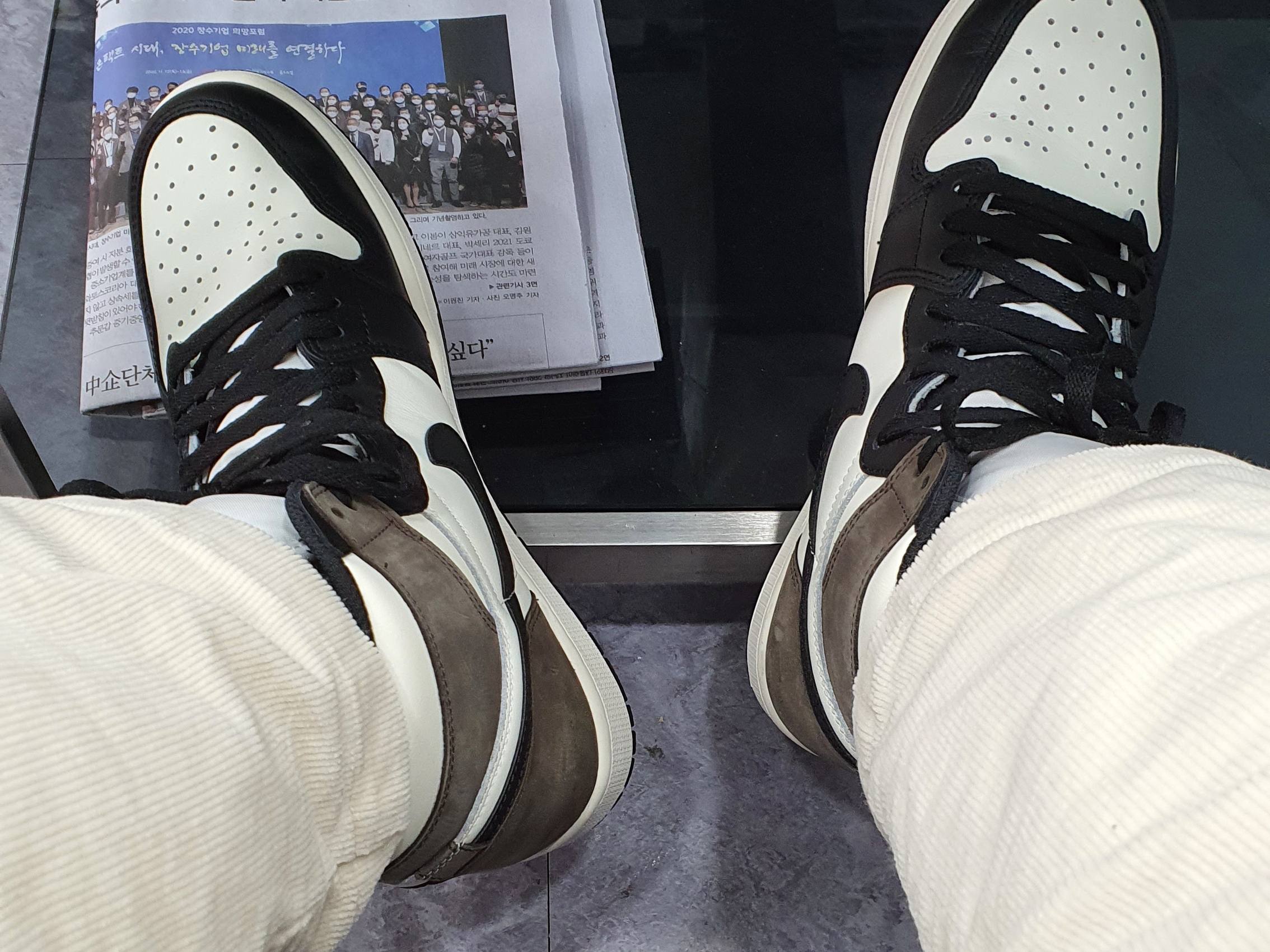 Jordan 1 Retro High OG Black Mocha 착용 스타일