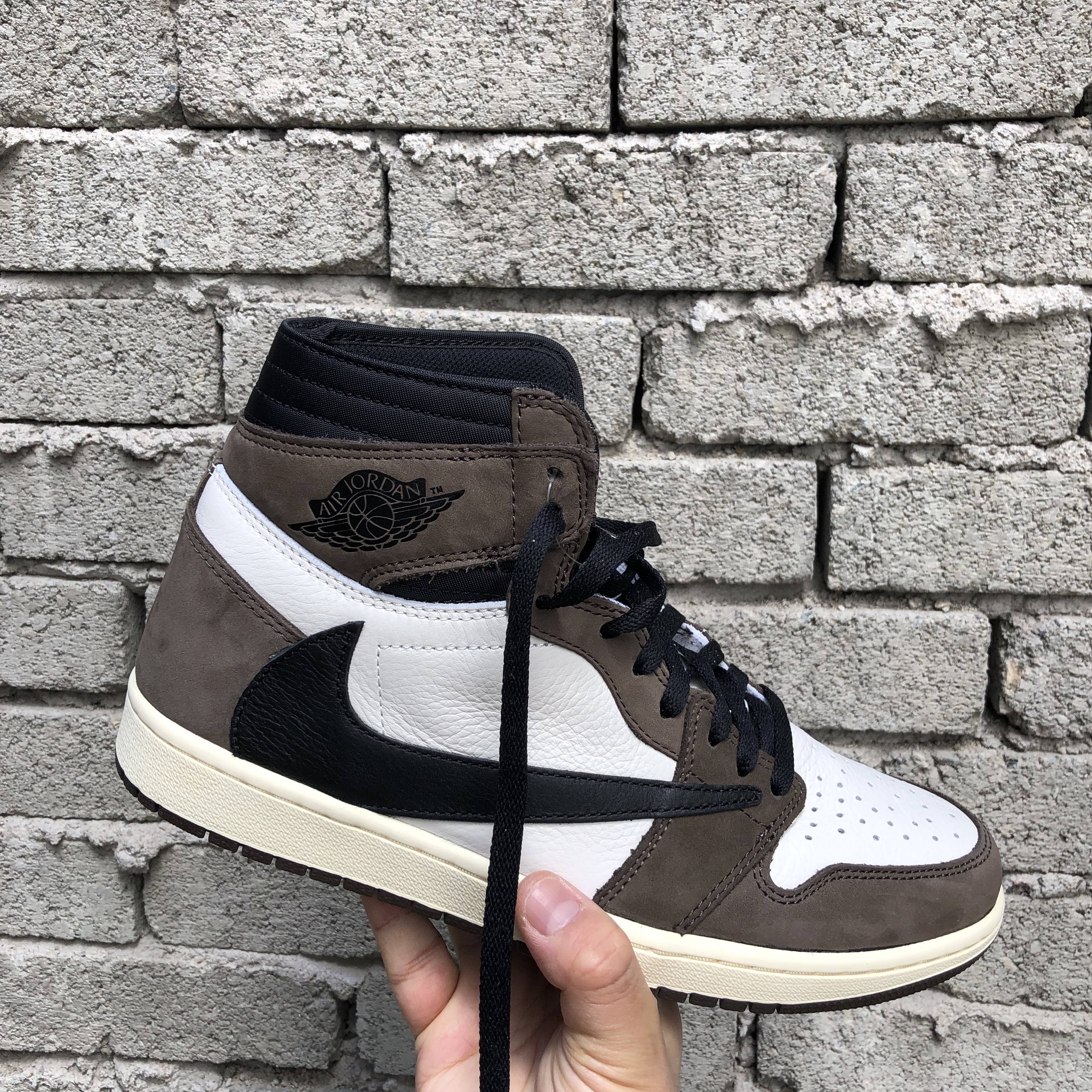 Jordan 1 x Travis Scott Retro High OG SP Mocha 착용 스타일 - 1