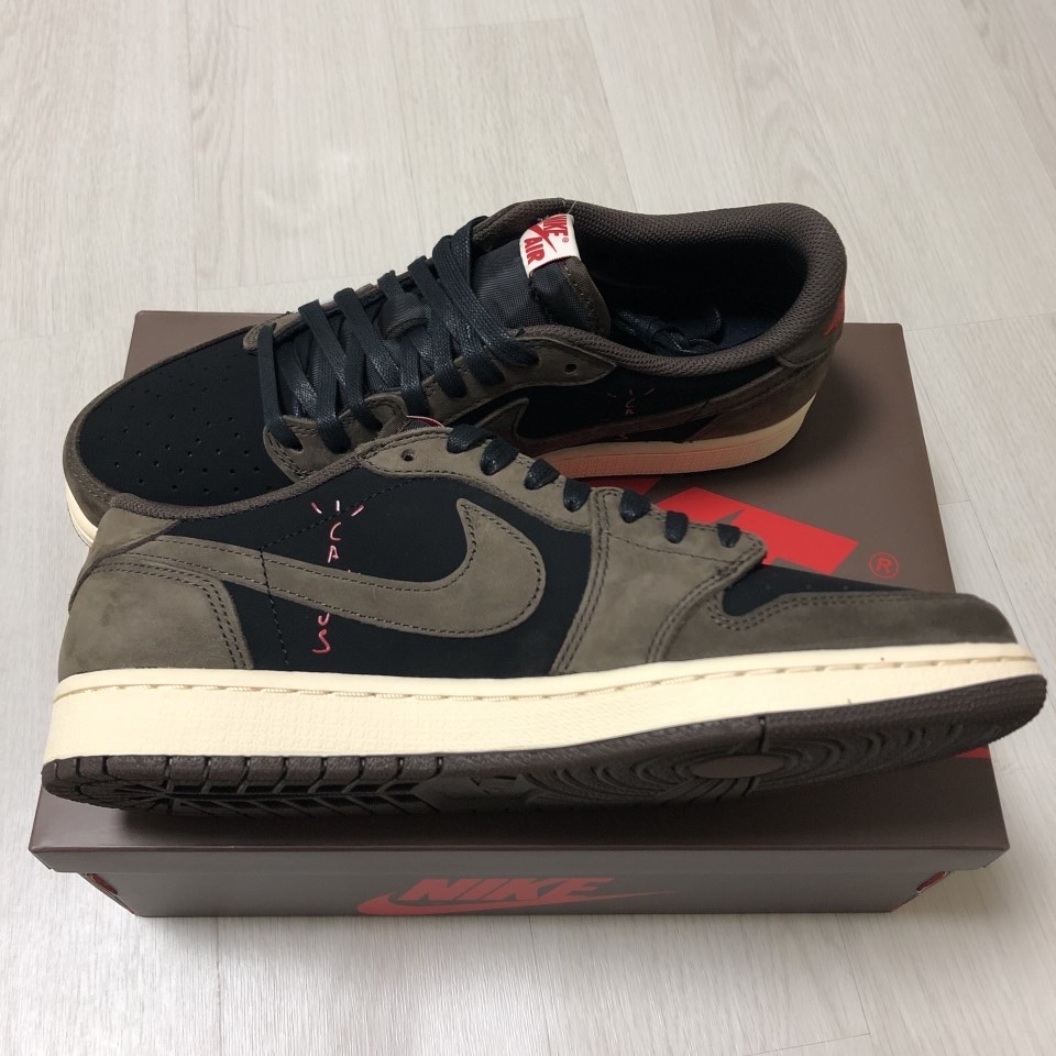 Jordan 1 x Travis Scott Retro Low OG SP Mocha, Jordan 4 x Travis Scott Retro Cactus Jack 착용 스타일 - 1