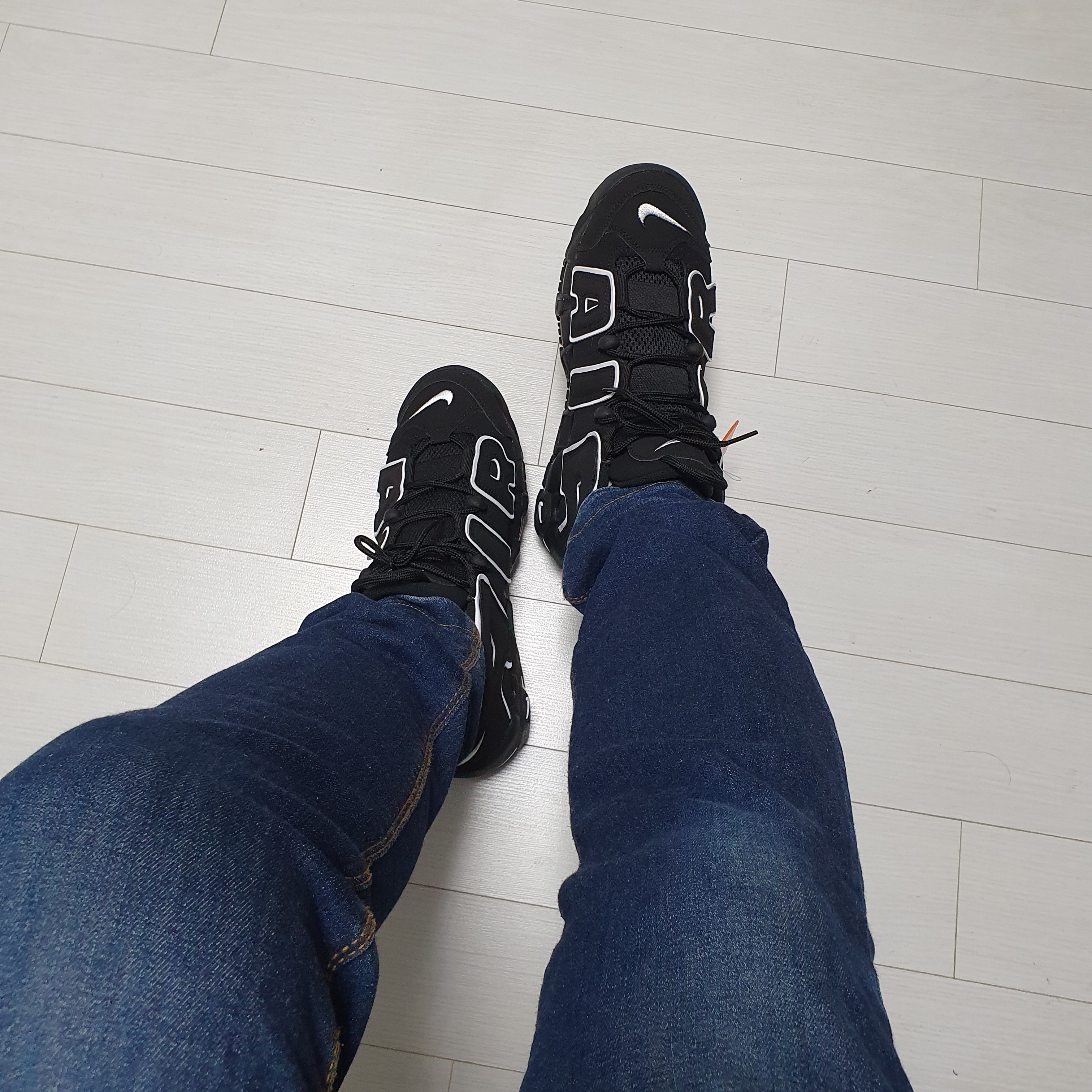 Nike Air More Uptempo Black White 2020 착용 스타일 - 1