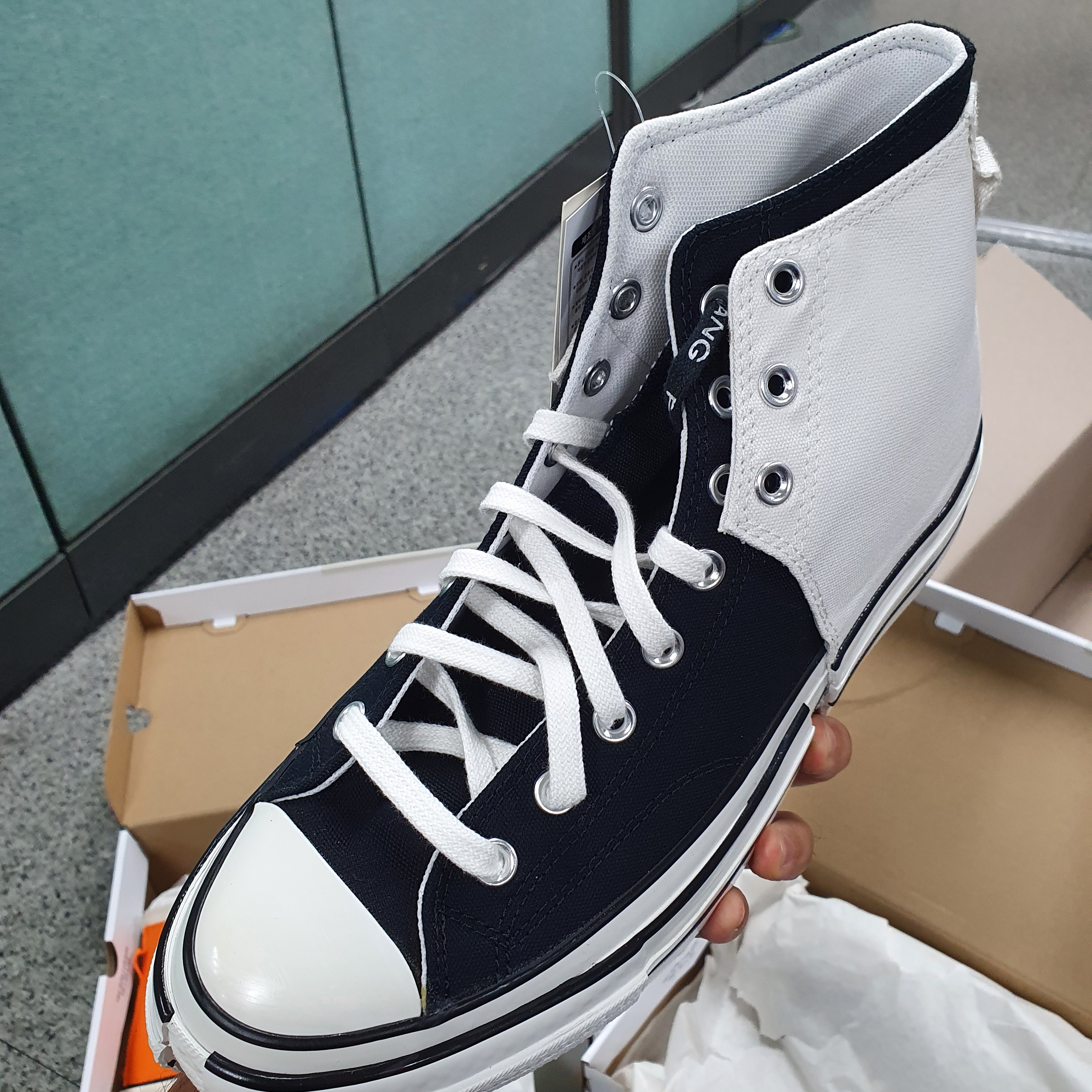 Converse x Feng Chen Wang Chuck 70 2-in-1 Persimmon Orange, Converse x Feng Chen Wang Chuck 70 2-in-1 Natural Ivory Black 착용 스타일 - 5