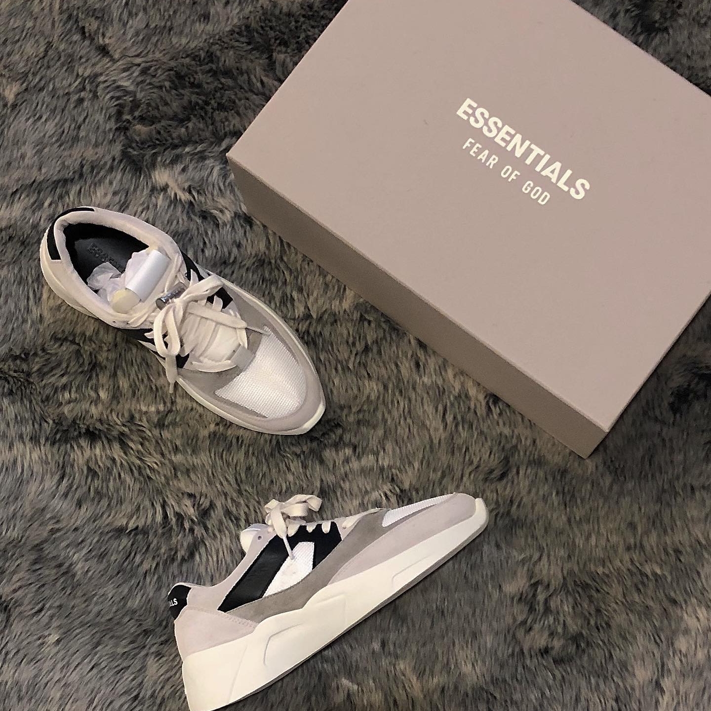 Essentials Distance Sneakers Cream Grey Black 착용 스타일