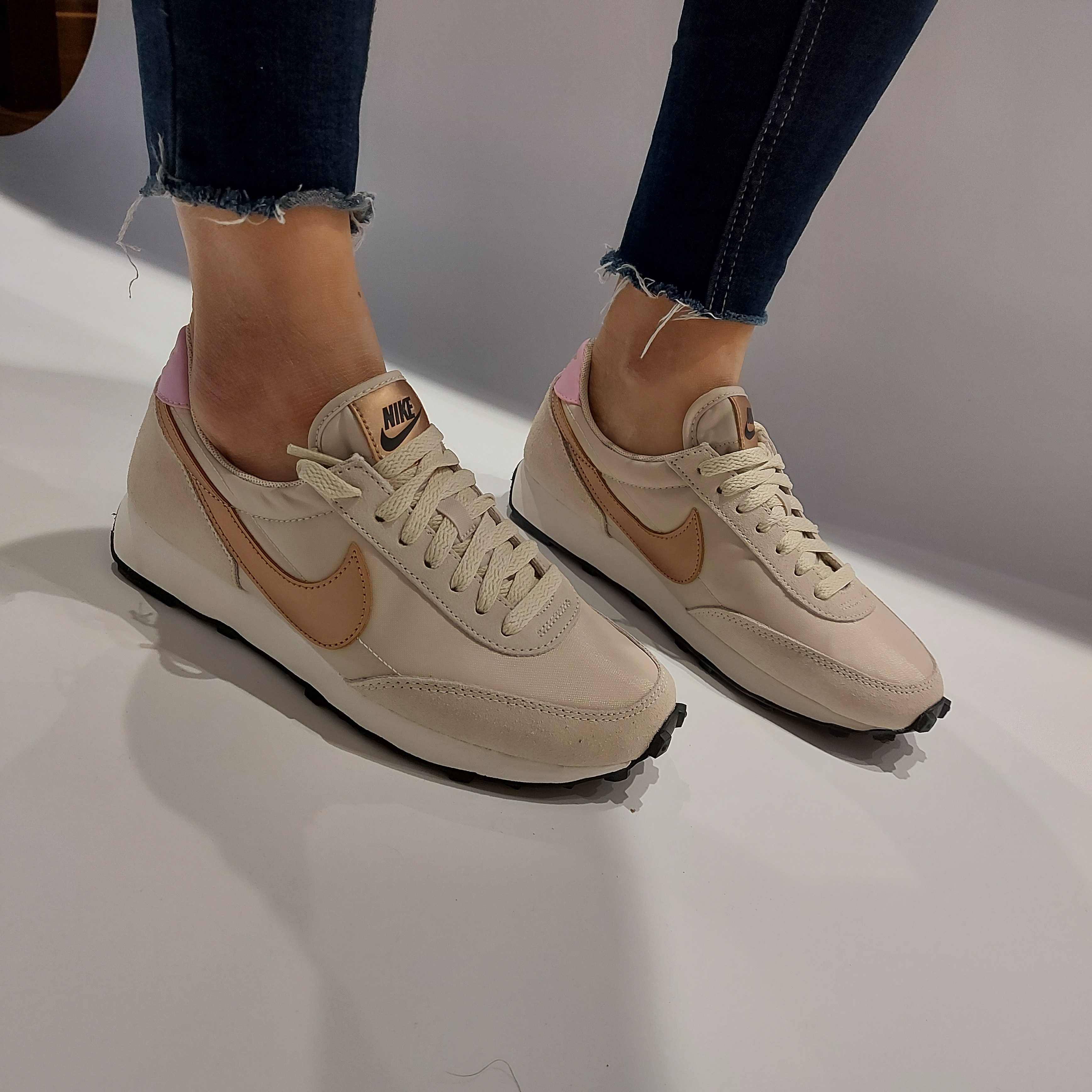(W) Nike Daybreak RTL Metallic Red Bronze 착용 스타일 - 2
