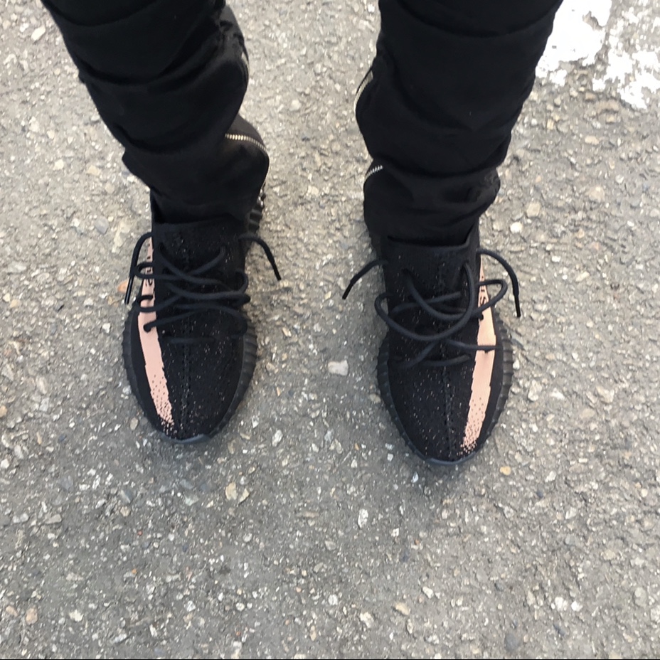 Adidas Yeezy Boost 350 V2 Core Black Copper 착용 스타일