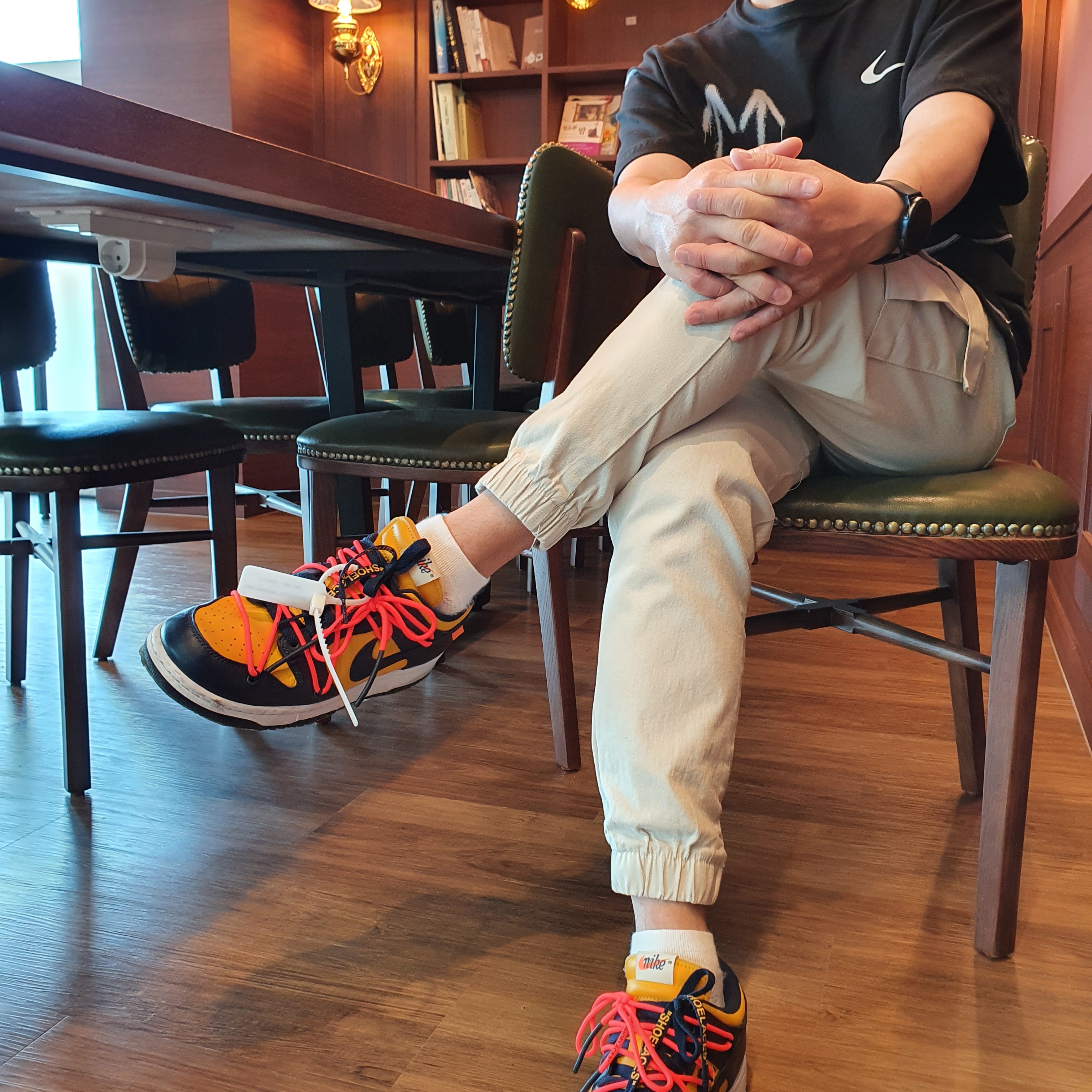 Nike x Off-White Dunk Low University Gold Midnight Navy 착용 스타일