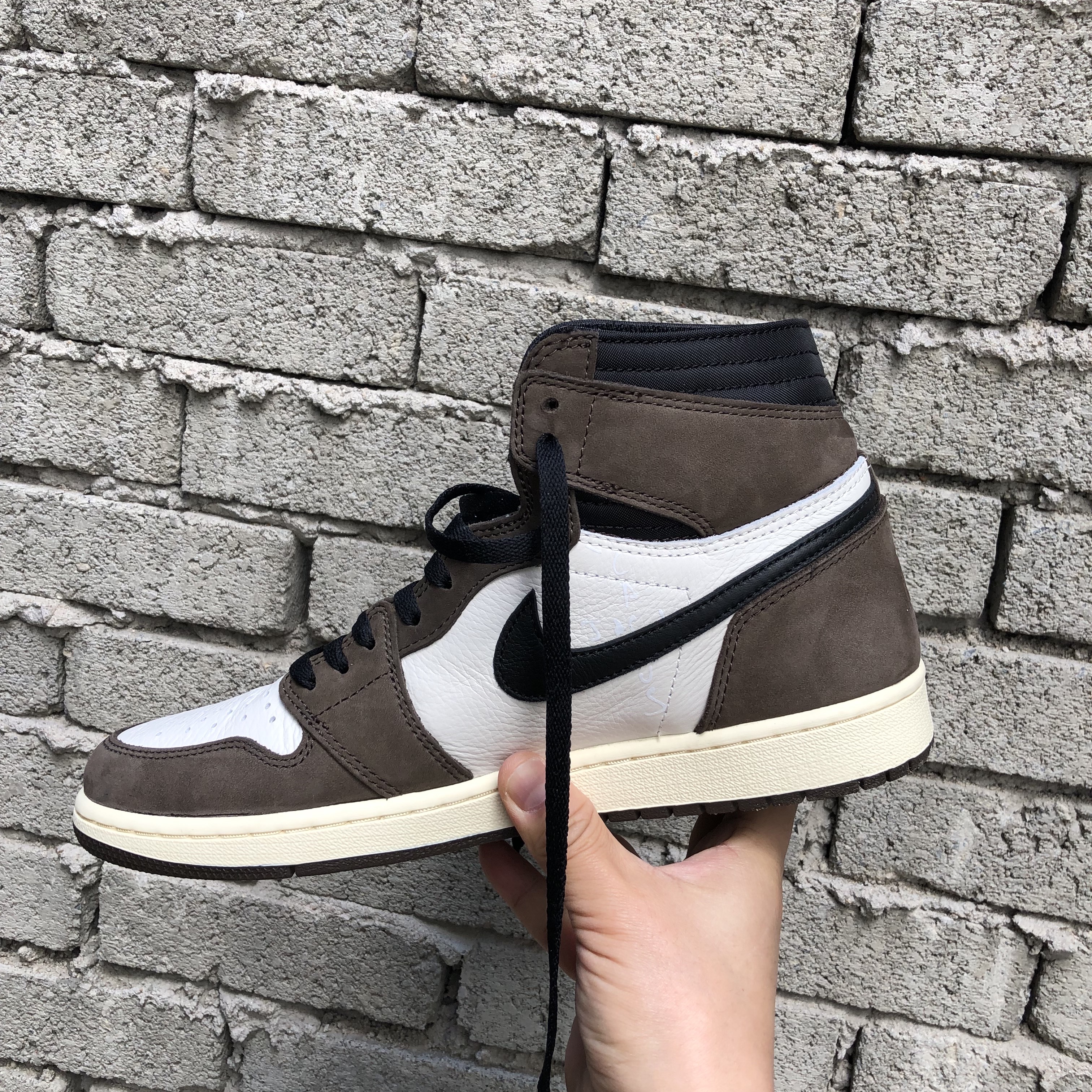 Jordan 1 x Travis Scott Retro High OG SP Mocha 착용 스타일 - 2
