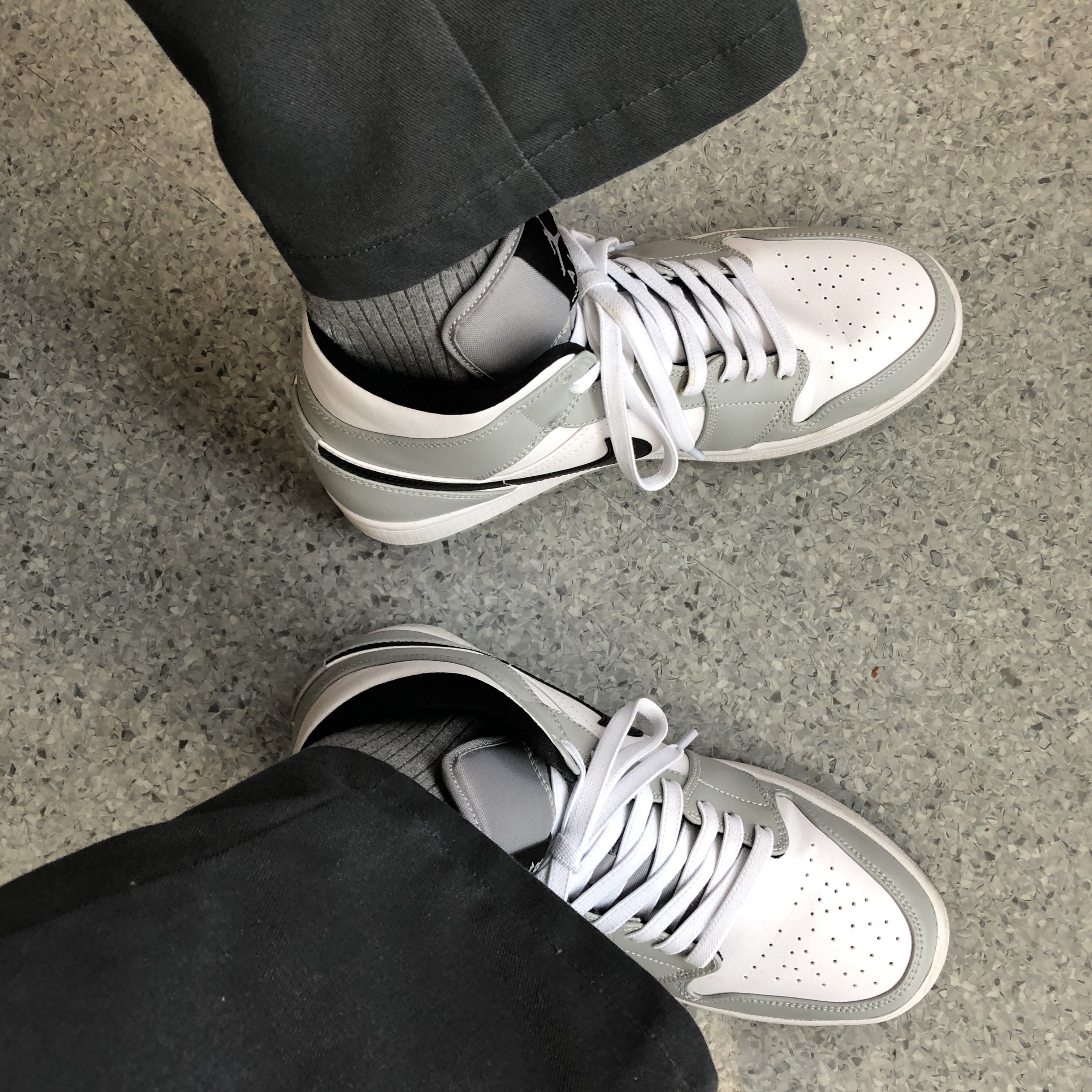 Jordan 1 Mid Light Smoke Grey 착용 스타일 - 1