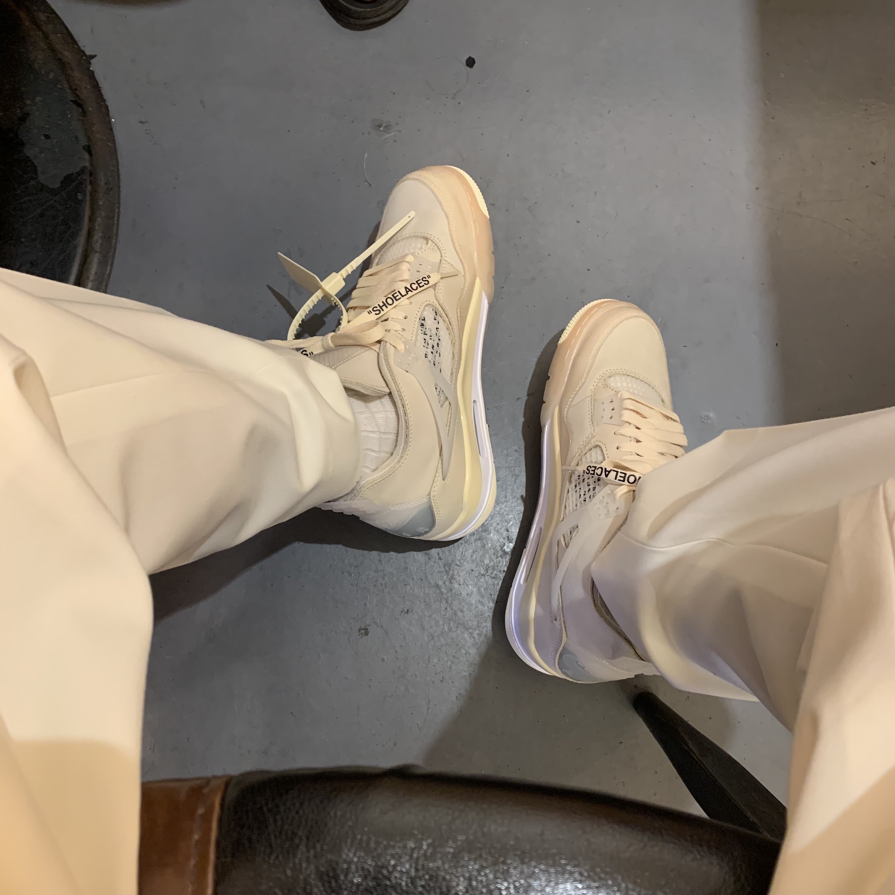 (W) Jordan 4 x Off-White Retro SP Sail 착용 스타일