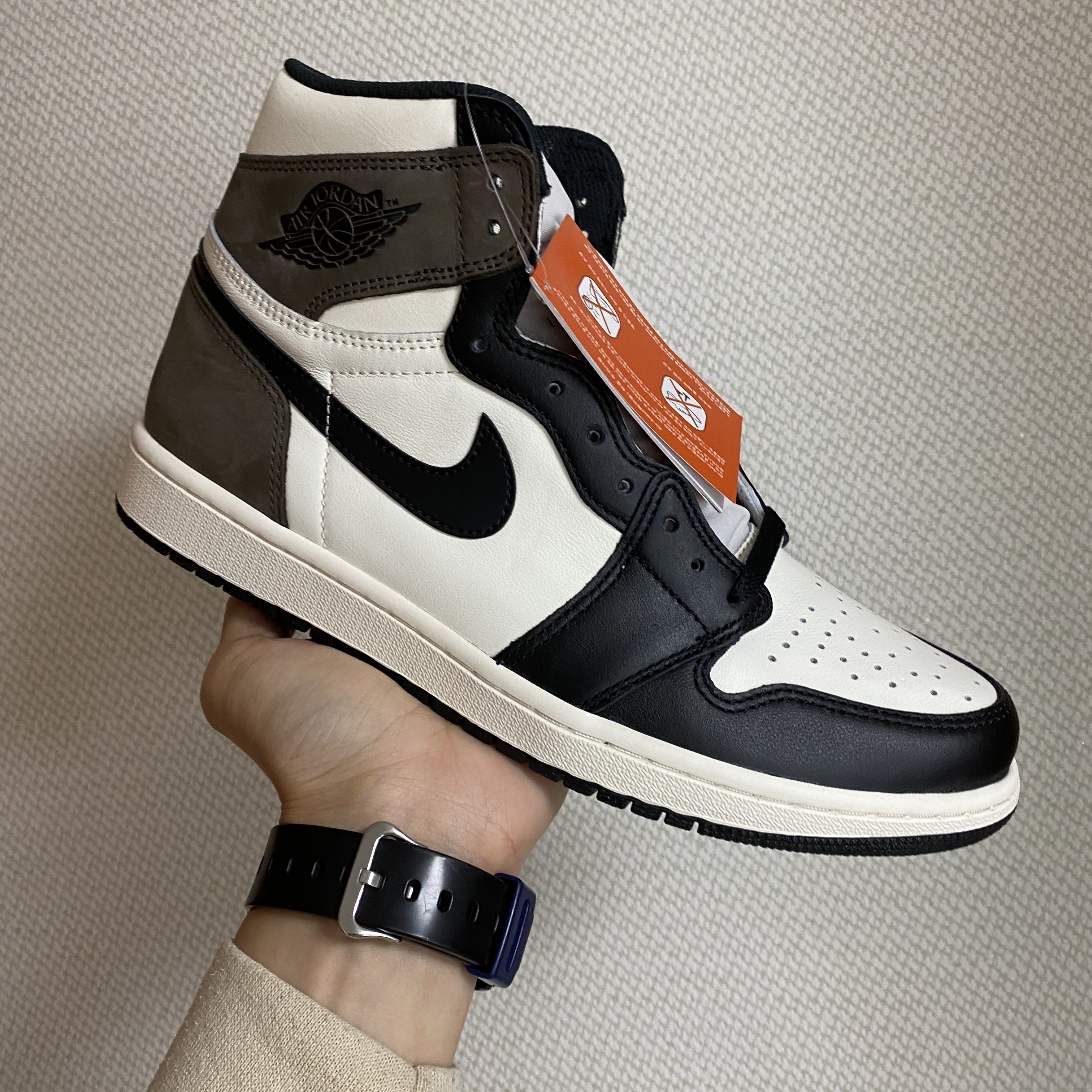 Jordan 1 Retro High OG Black Mocha 착용 스타일