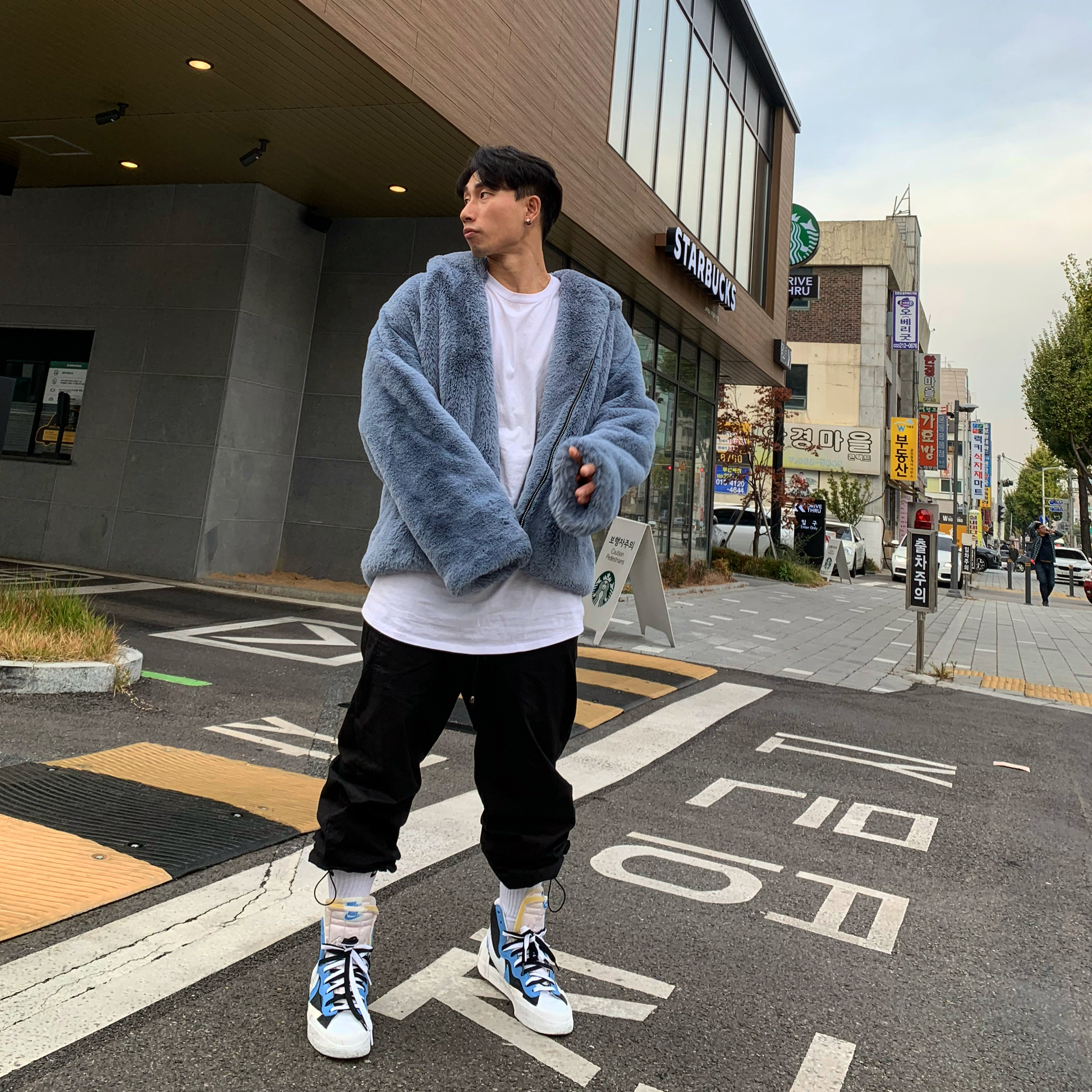 Nike x Sacai Blazer Mid White Black Legend Blue 착용 스타일