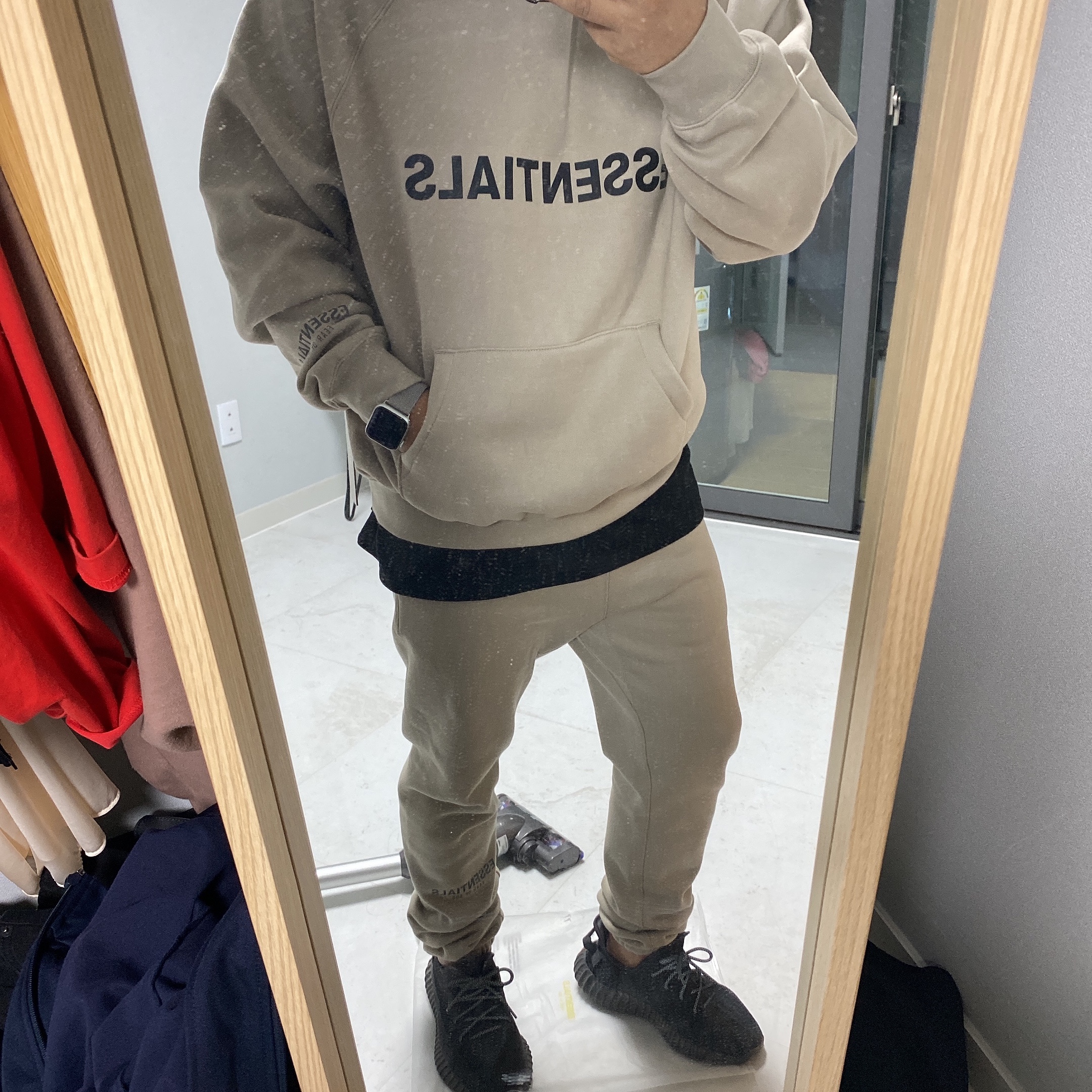 Adidas Yeezy Boost 350 V2 Cinder 착용 스타일