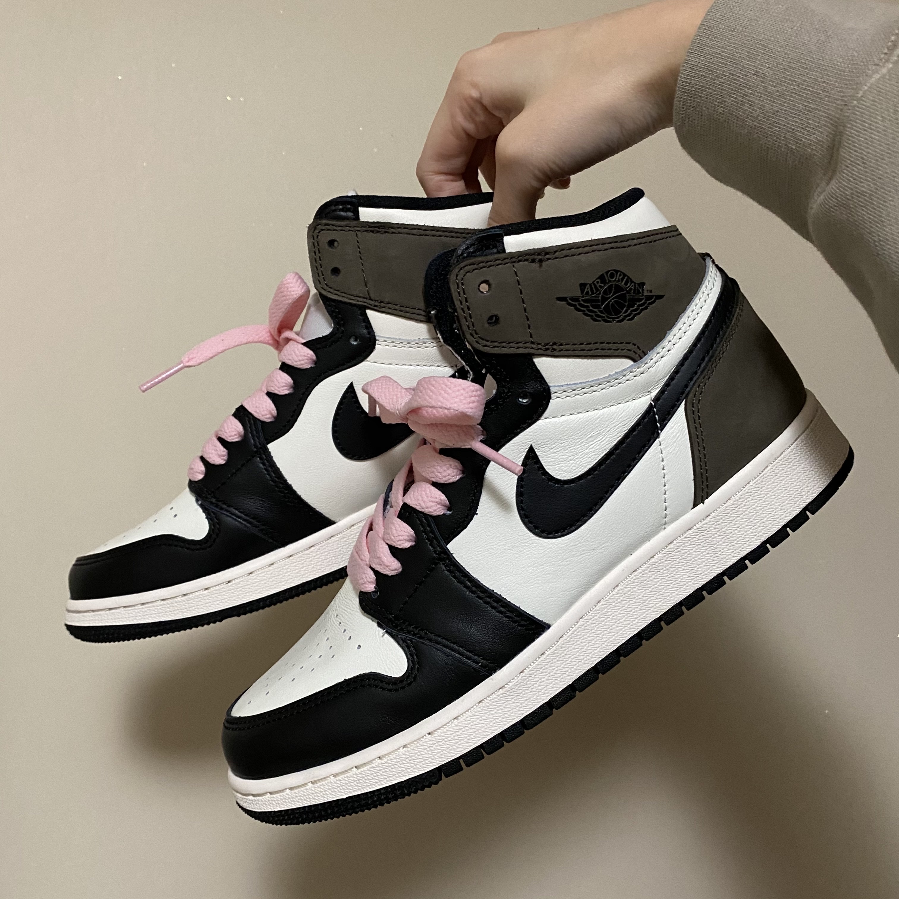 Jordan 1 Retro High OG Black Mocha, (GS) Jordan 1 Retro High OG Black Mocha 착용 스타일 - 3