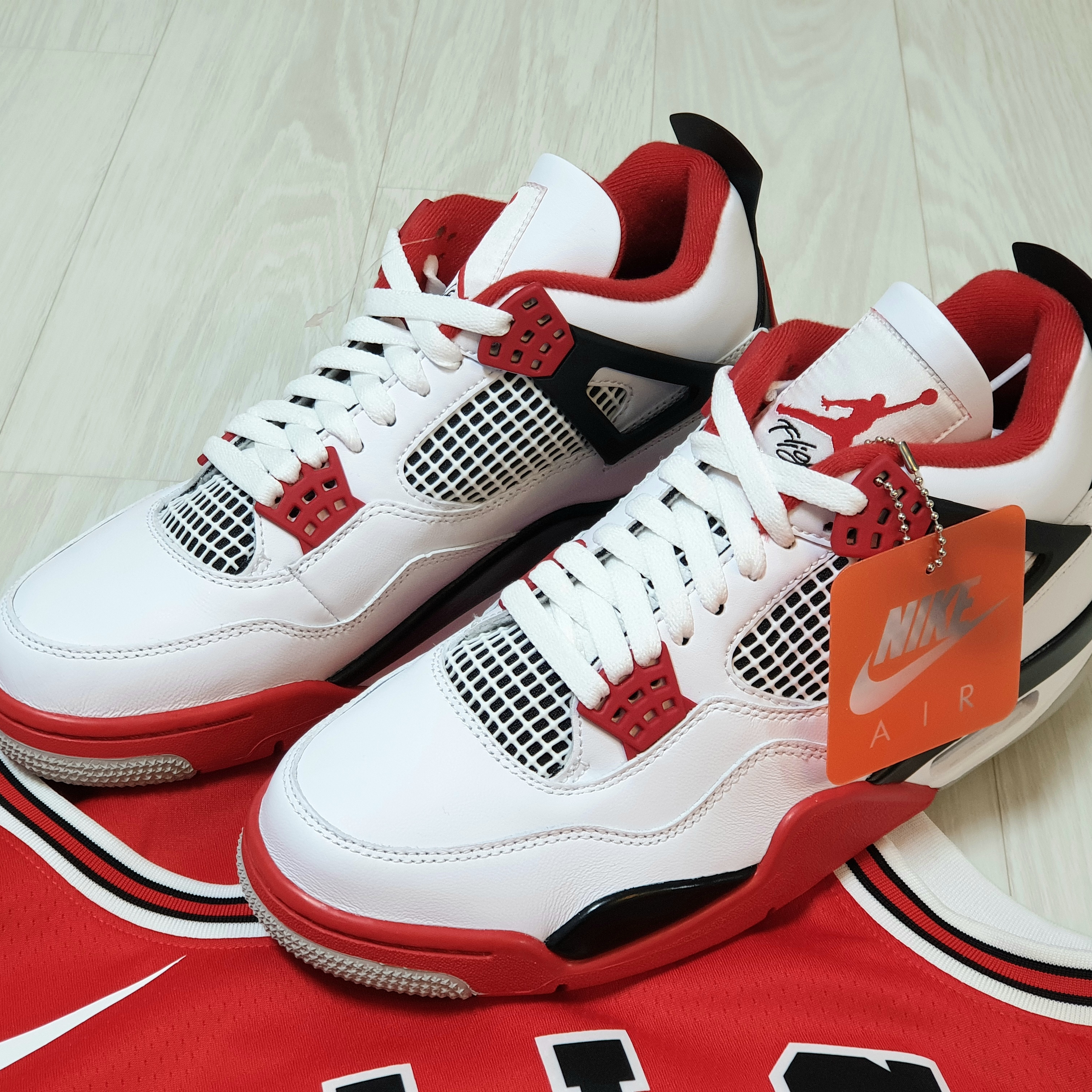 Jordan 4 Retro OG Fire Red 2020 착용 스타일 - 1