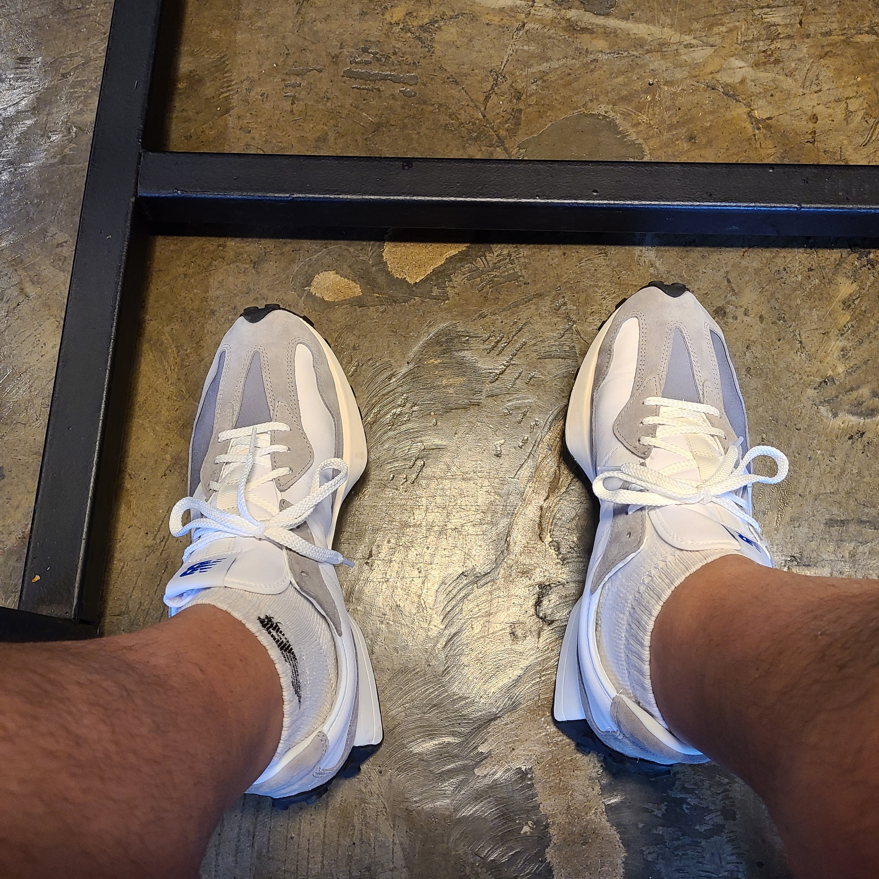 New Balance 327 Grey 착용 스타일