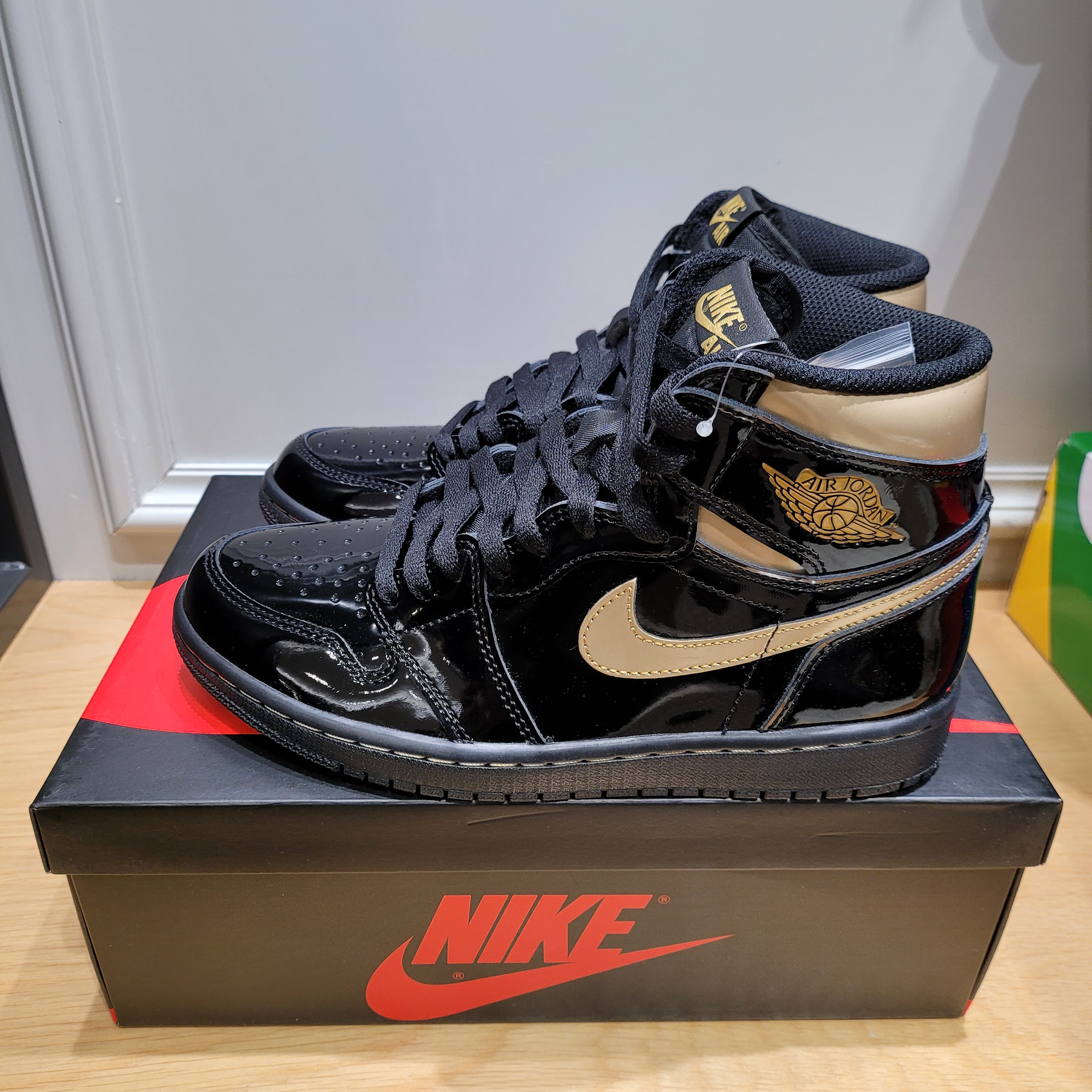 Jordan 1 Retro High OG Metallic Gold 착용 스타일 - 2