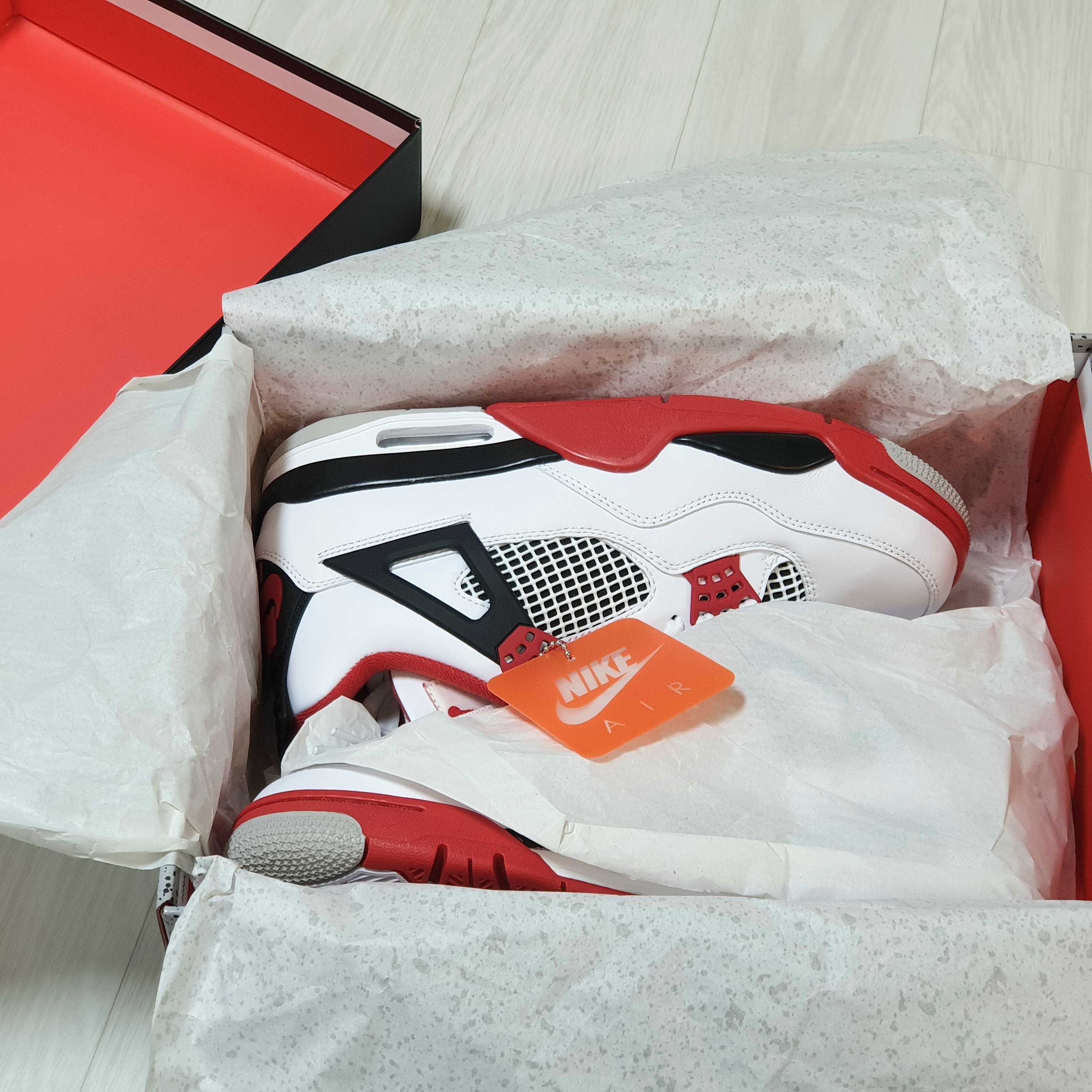 Jordan 4 Retro OG Fire Red 2020 착용 스타일 - 3