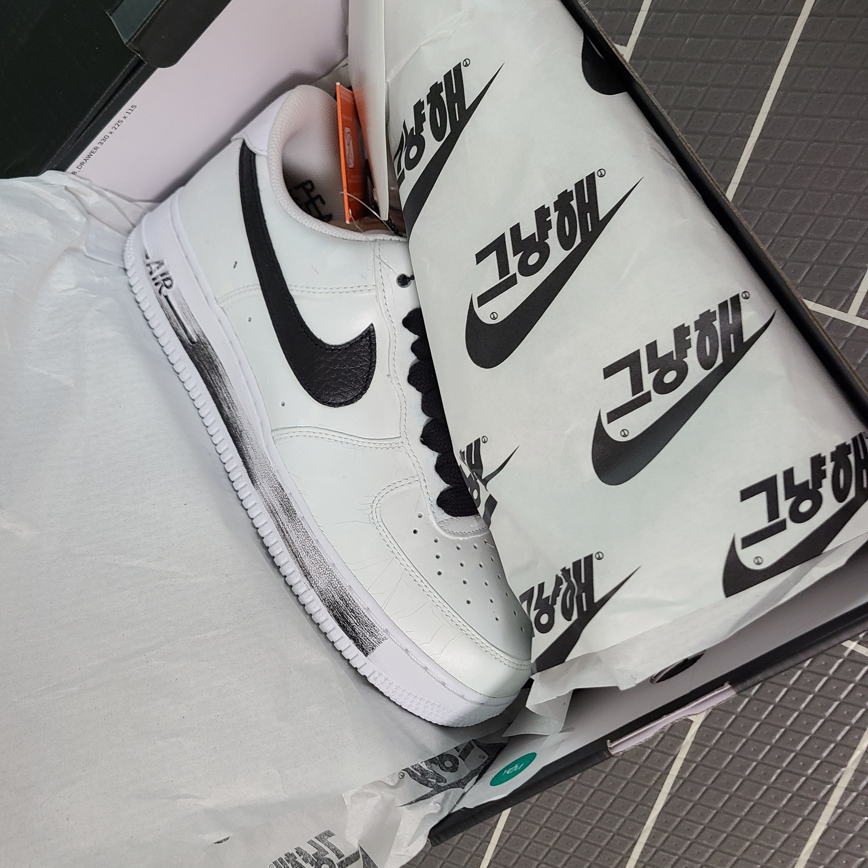 Nike x Peaceminusone Air Force 1 Low Para-Noise 2.0 착용 스타일 - 3