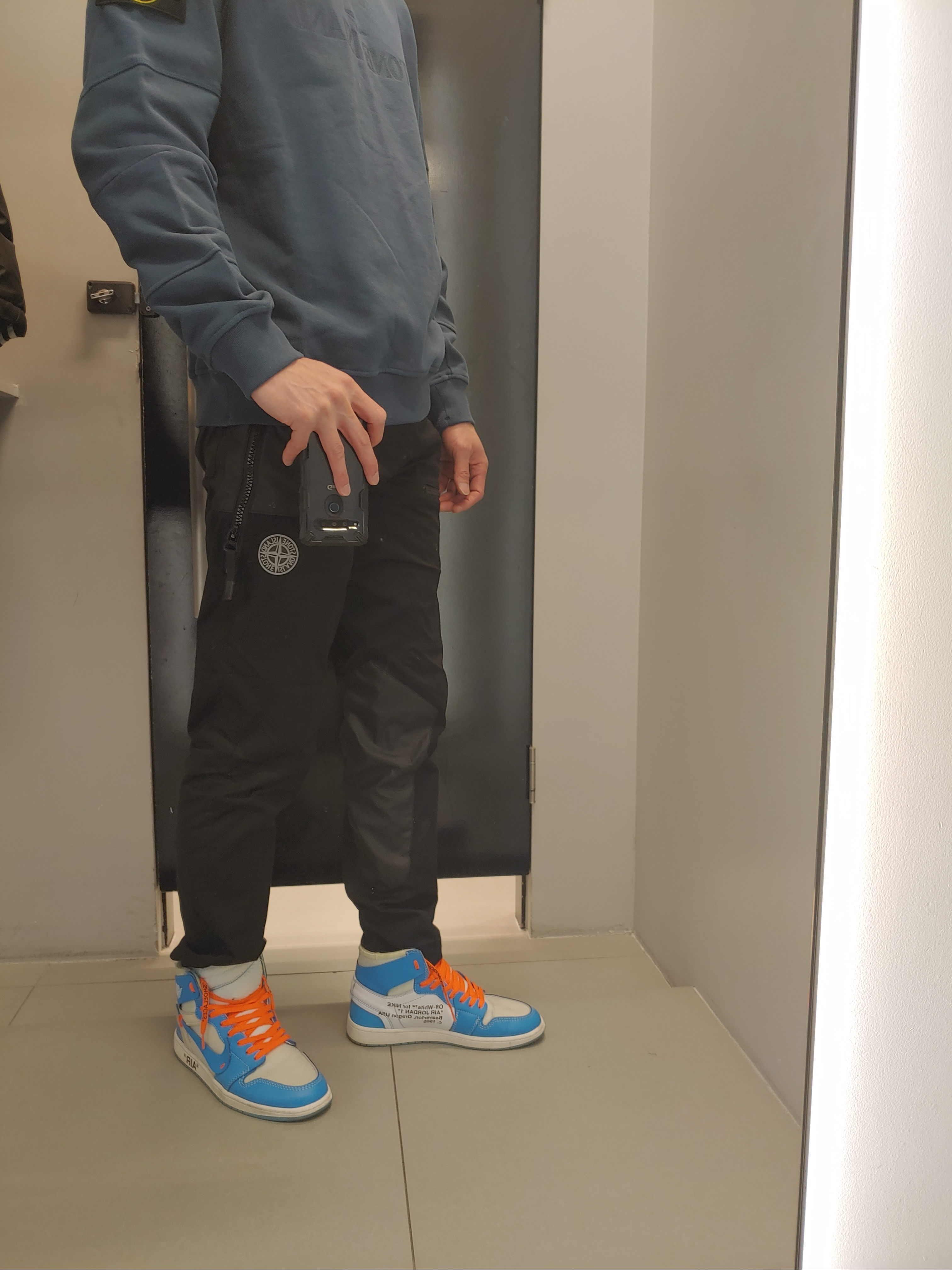 Jordan 1 x Off-White Retro High University Blue 착용 스타일