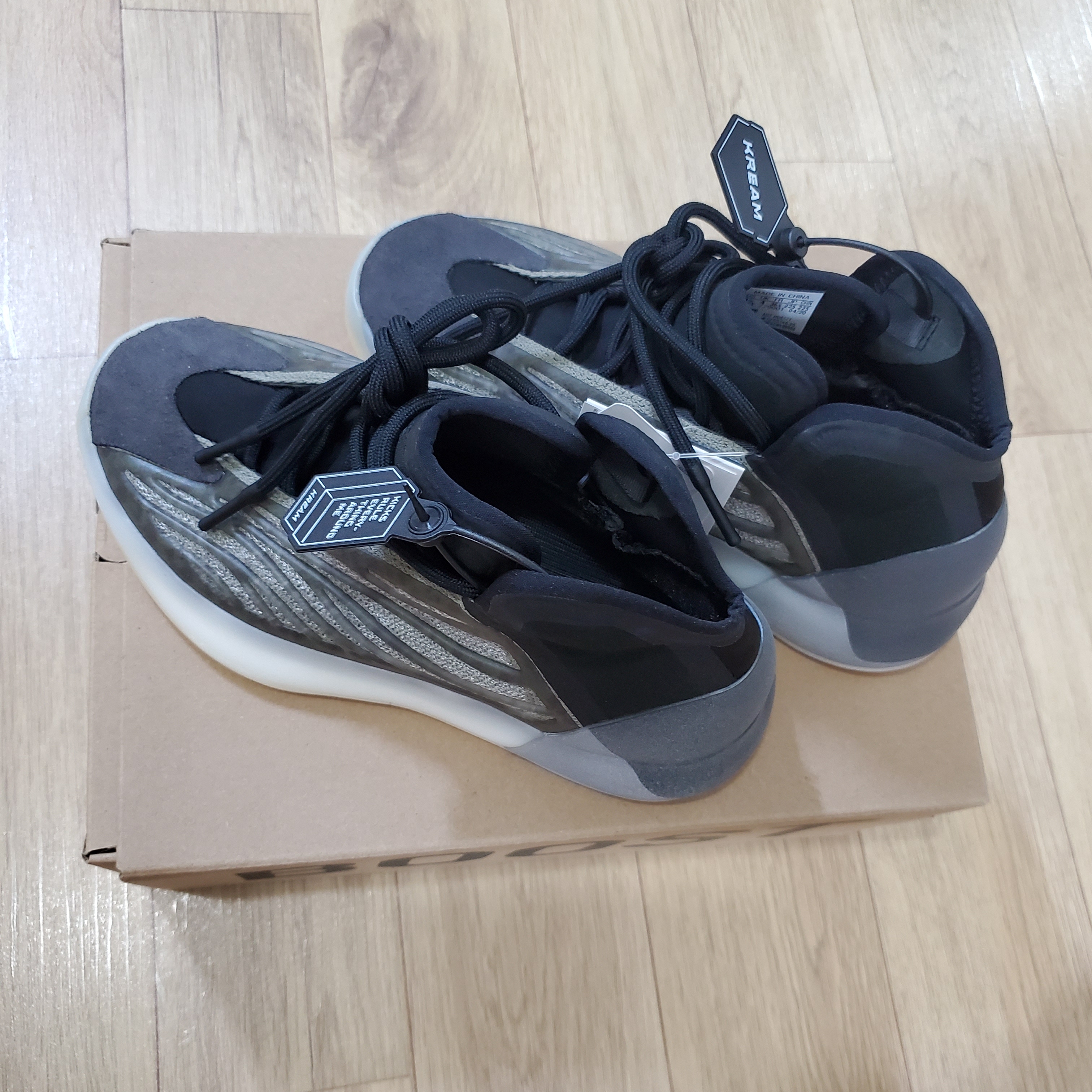 Adidas Yeezy QNTM Barium 착용 스타일