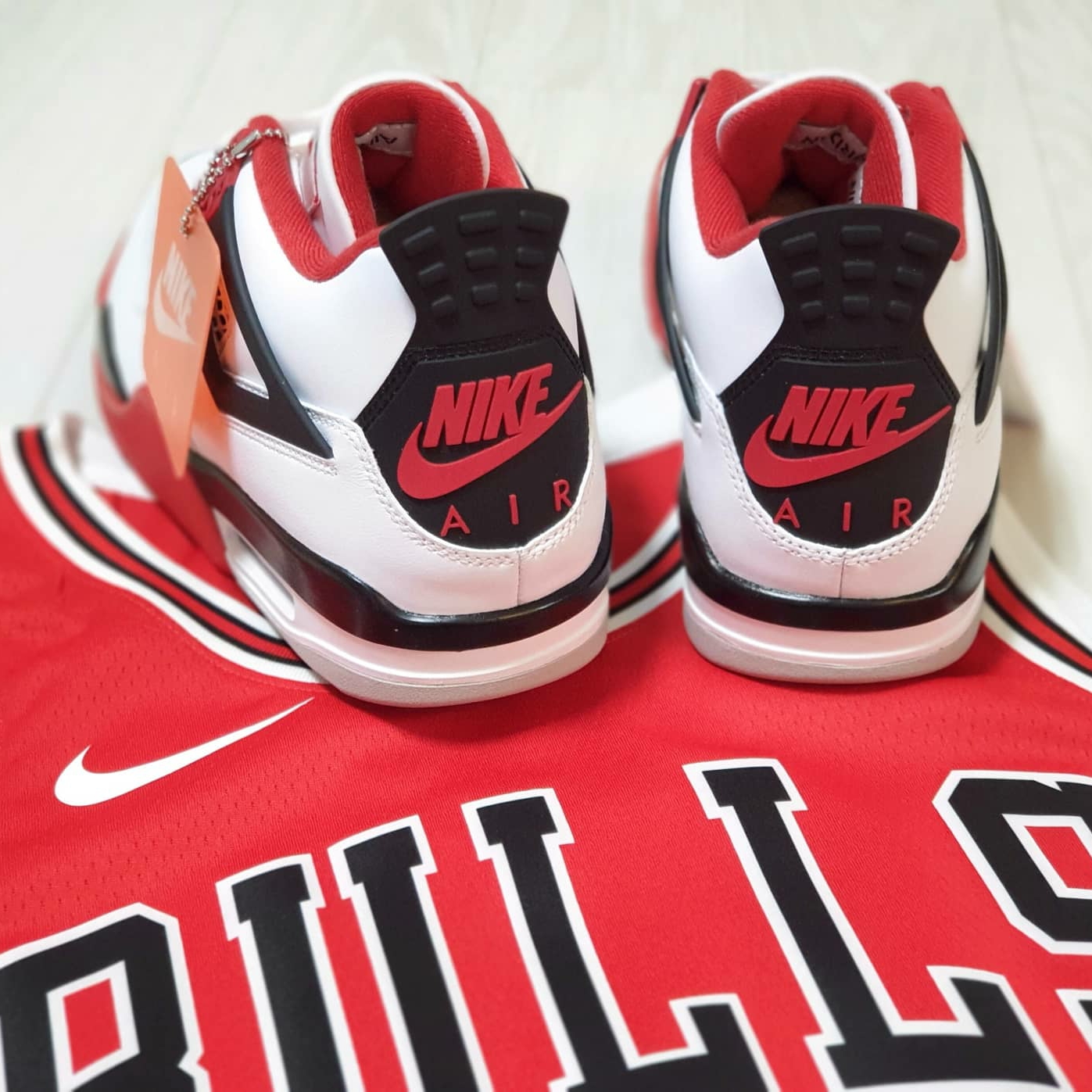 Jordan 4 Retro OG Fire Red 2020 착용 스타일 - 2