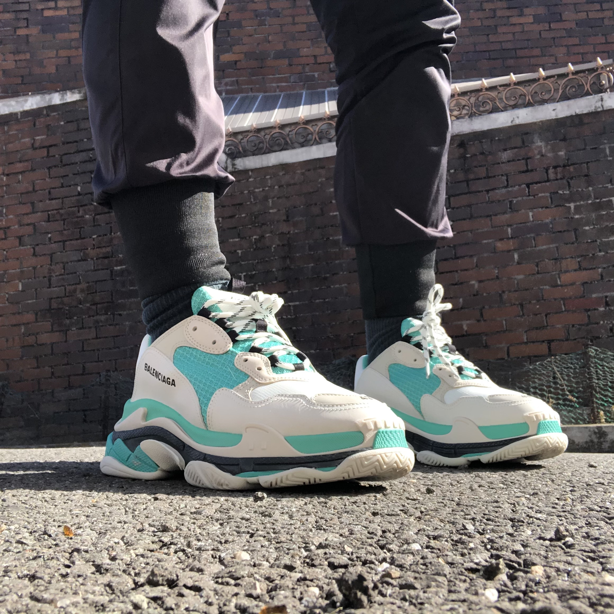 Balenciaga Triple S White Grey Turquoise 착용 스타일 - 2
