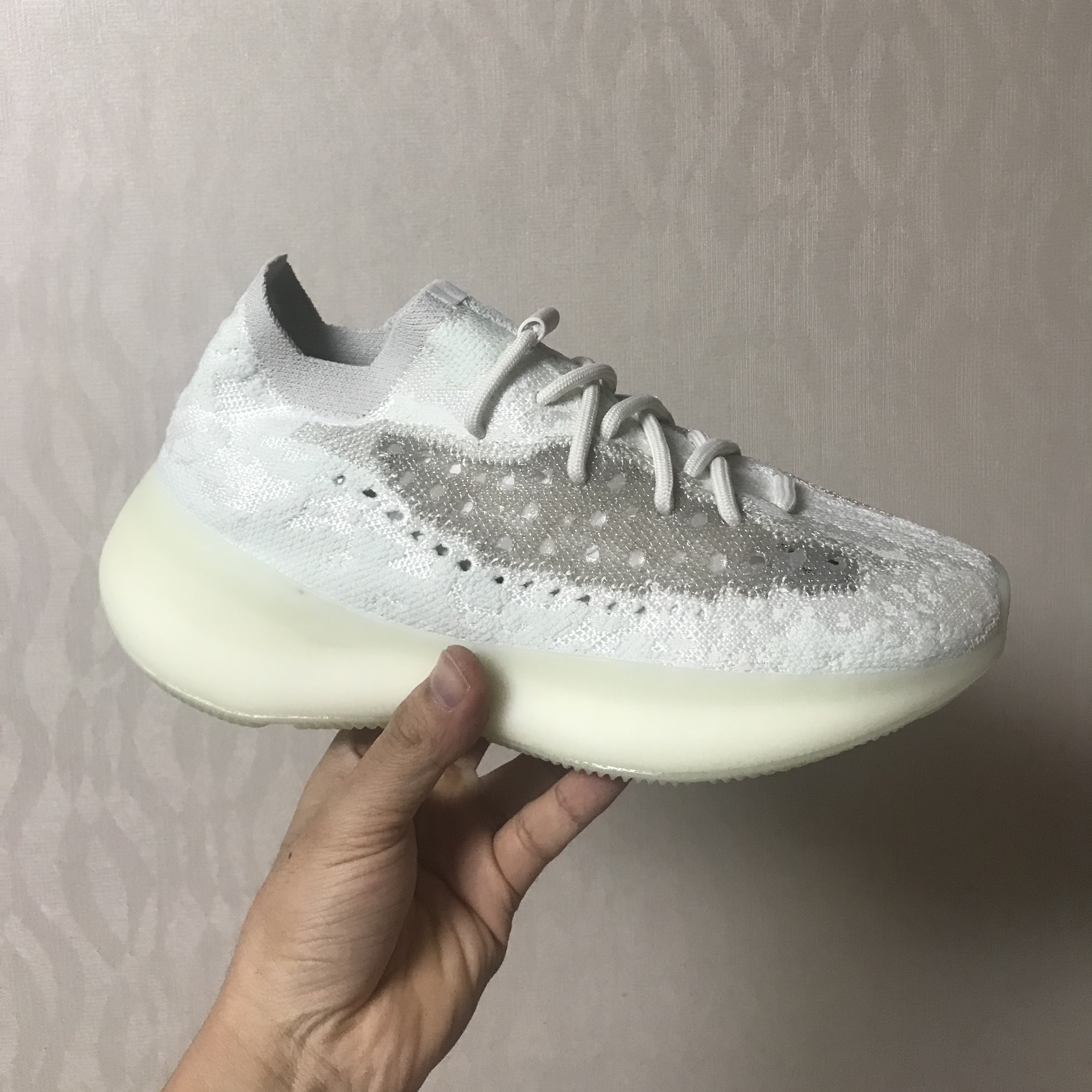 Adidas Yeezy Boost 380 Calcite Glow 착용 스타일