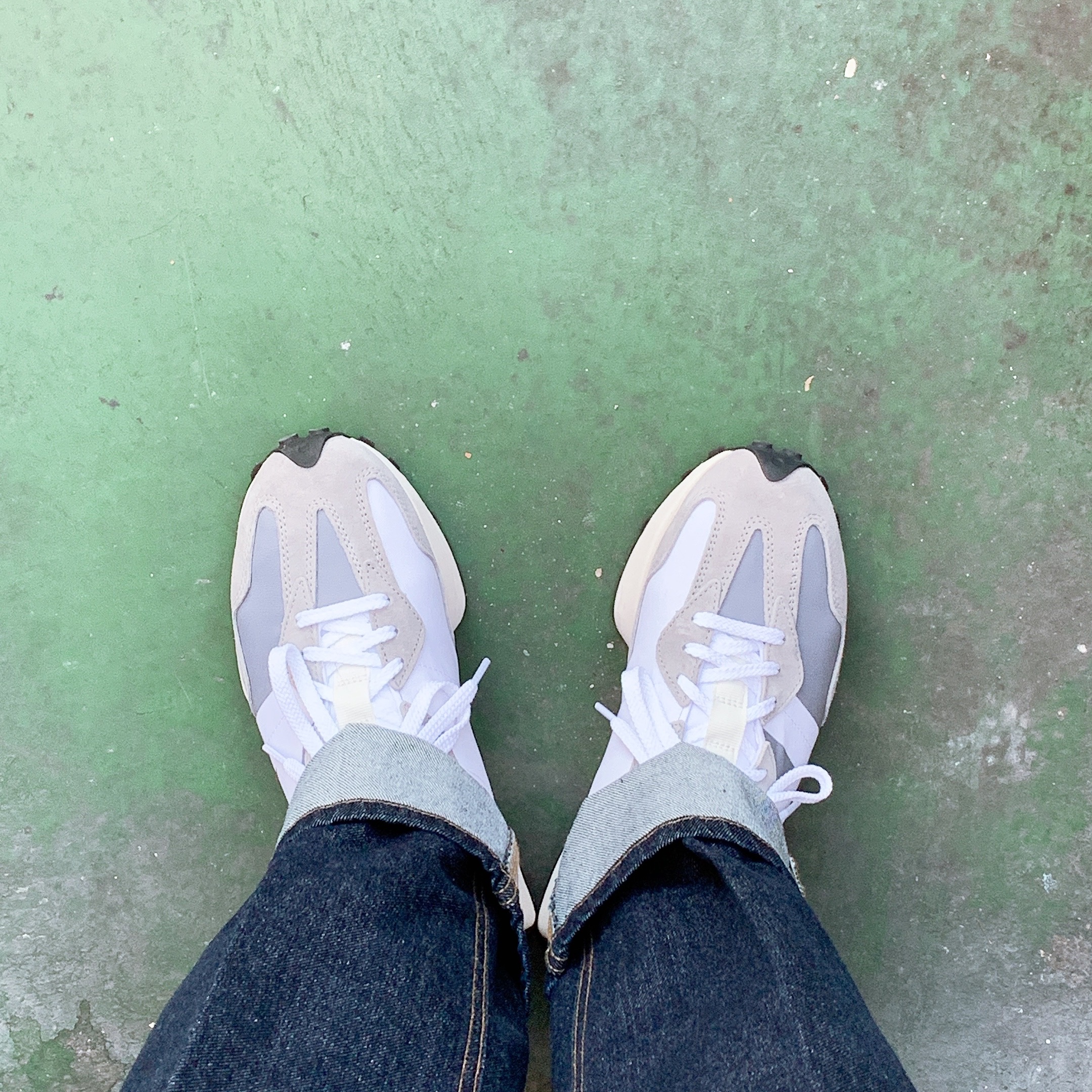 New Balance 327 Grey 착용 스타일