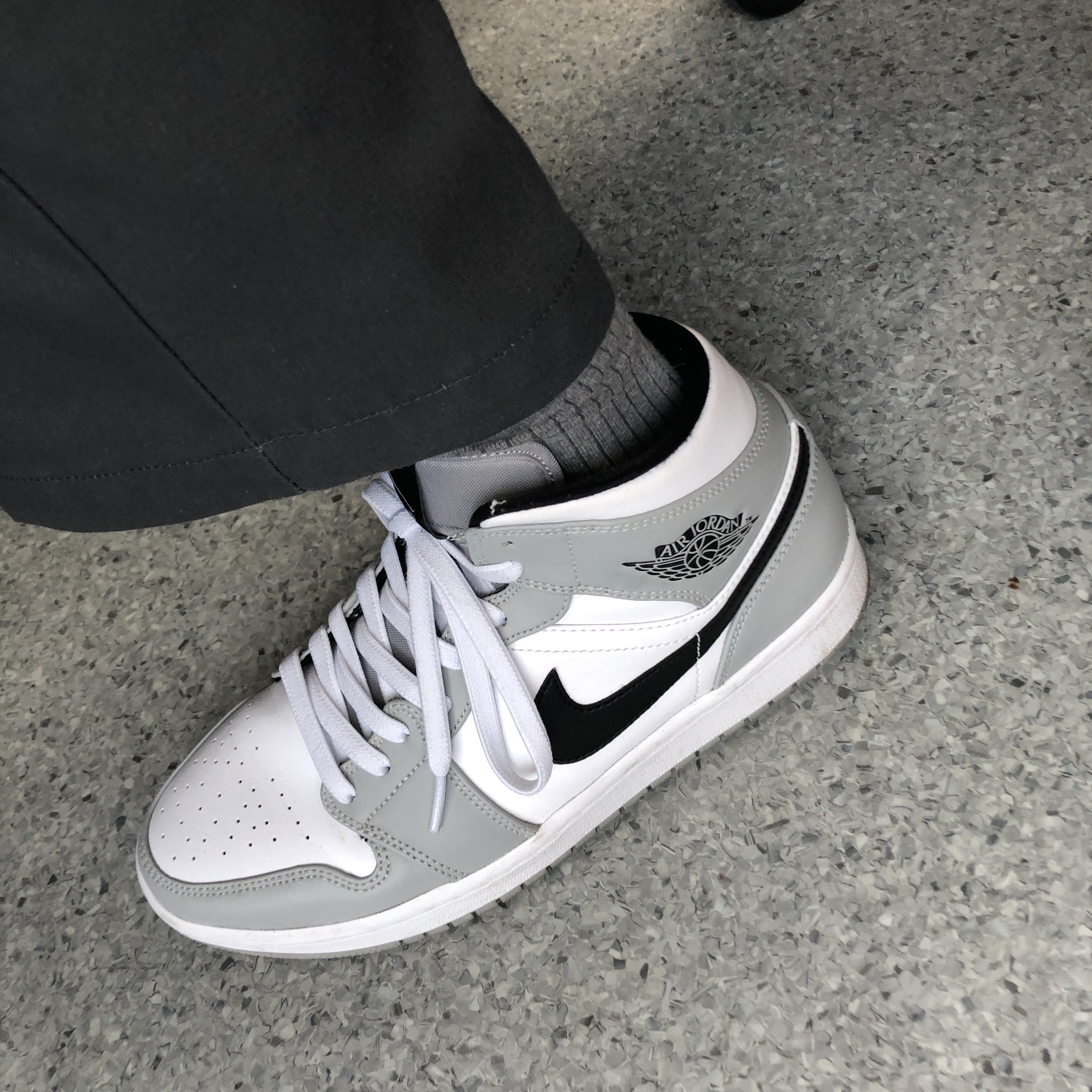 Jordan 1 Mid Light Smoke Grey 착용 스타일 - 2