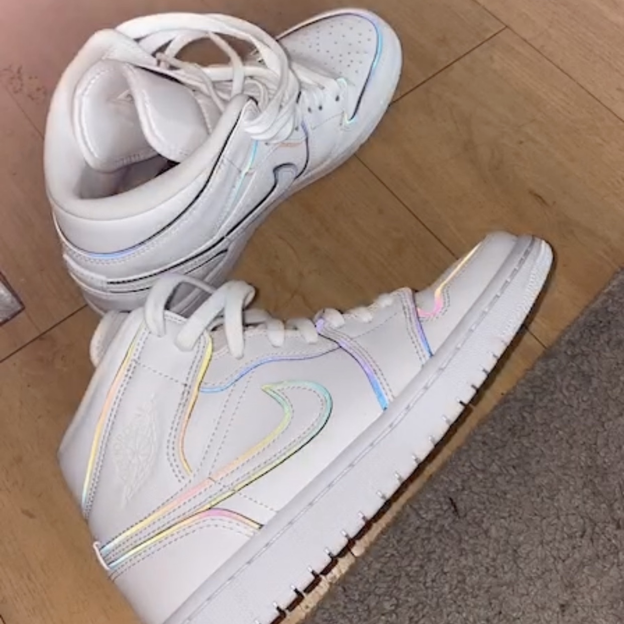 (W) Jordan 1 Mid SE Iridescent Trim 착용 스타일